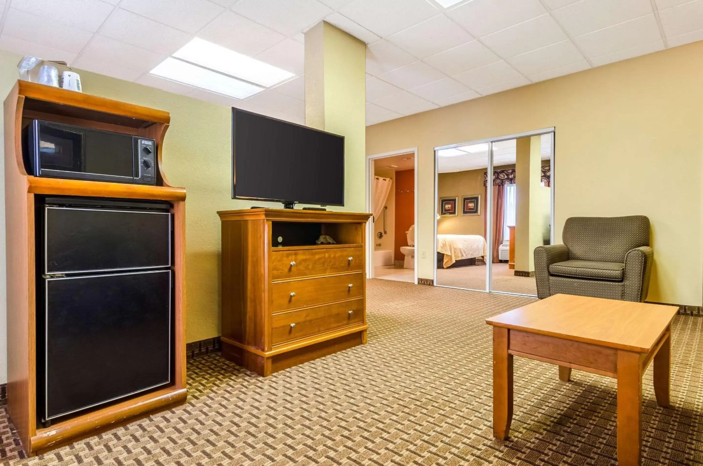 Photo of the whole room, TV/Entertainment Center in Quality Inn Lumberton