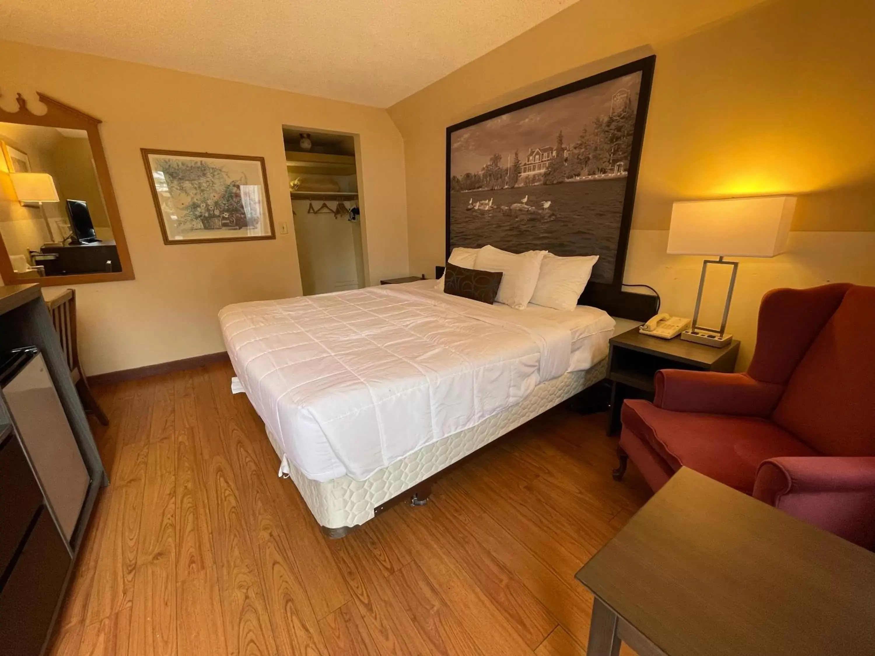 Bed in Super 8 by Wyndham Gananoque - Country Squire Resort