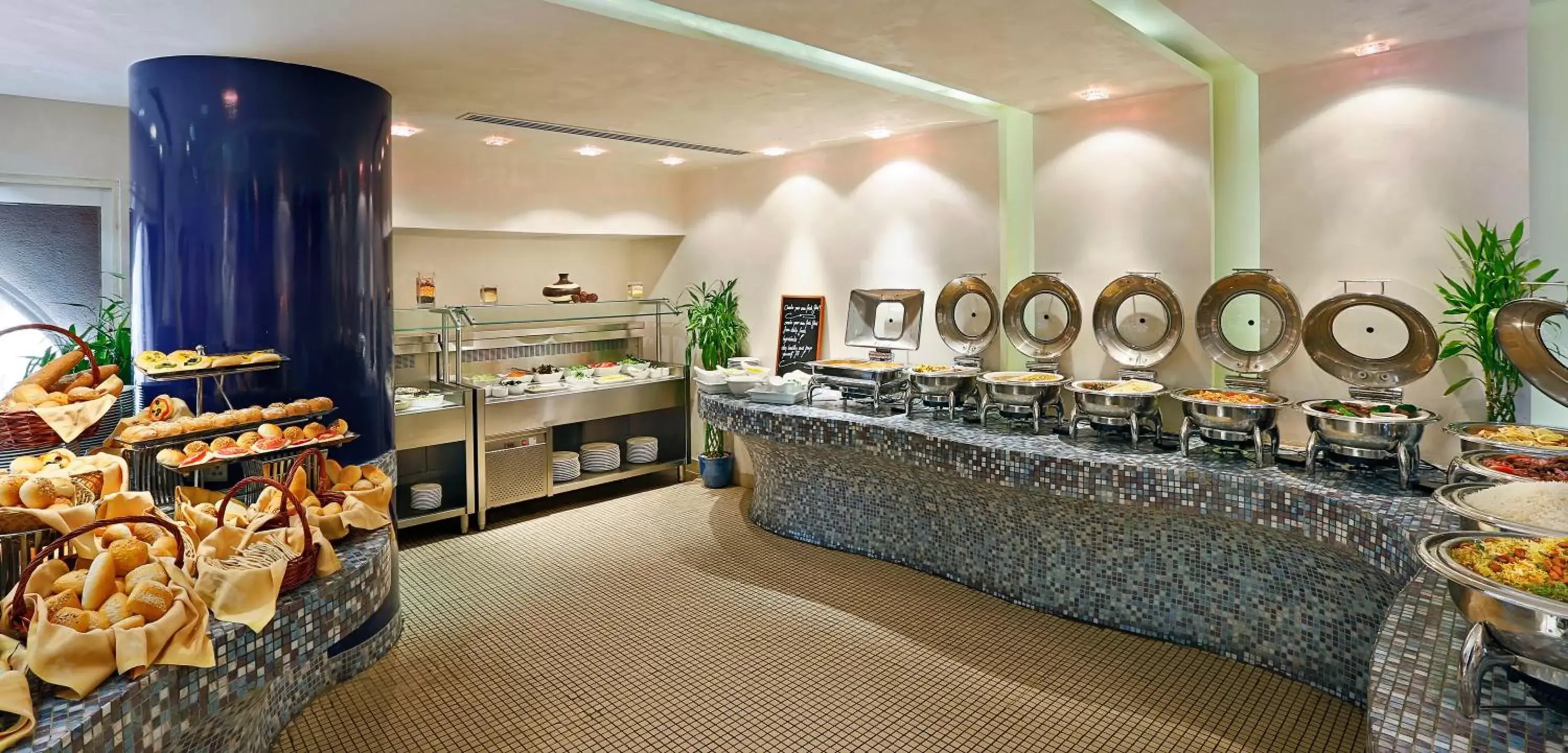 Restaurant/places to eat in City Seasons Al Hamra Hotel Restaurant/places to eat in City Seasons Al Hamra Hotel