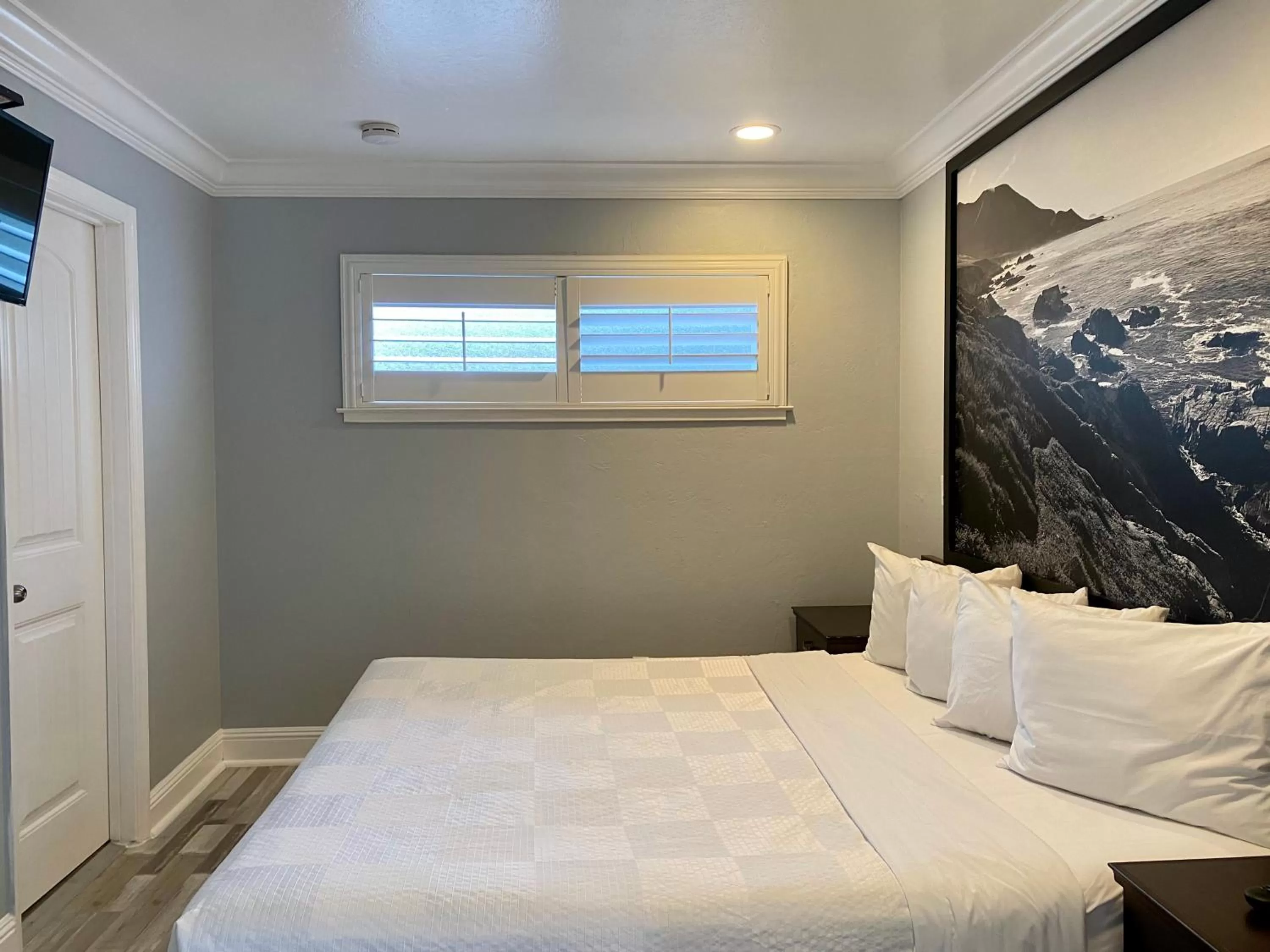 Bed in Aura Inn Monterey