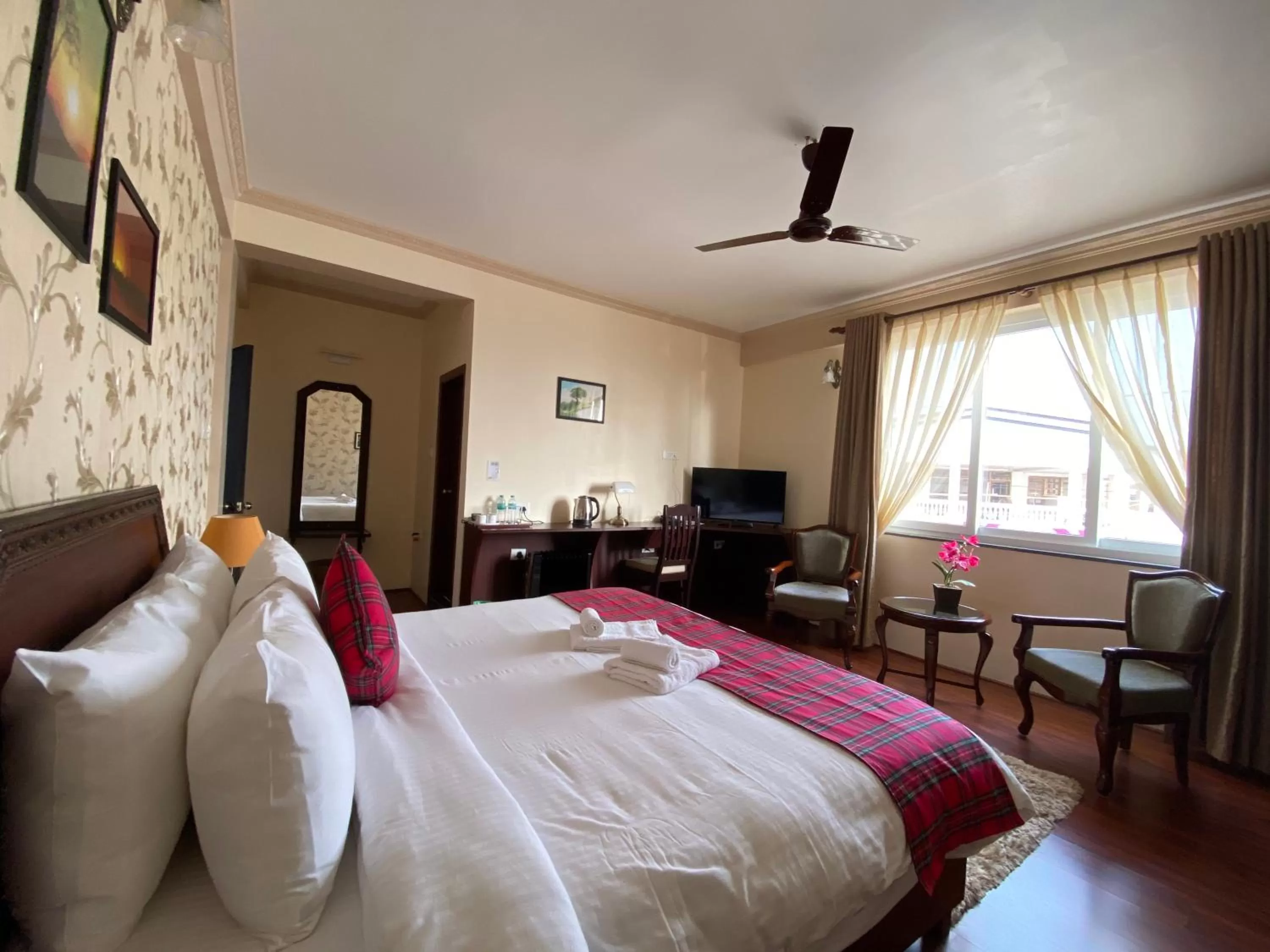 Photo of the whole room in Windermere Inn