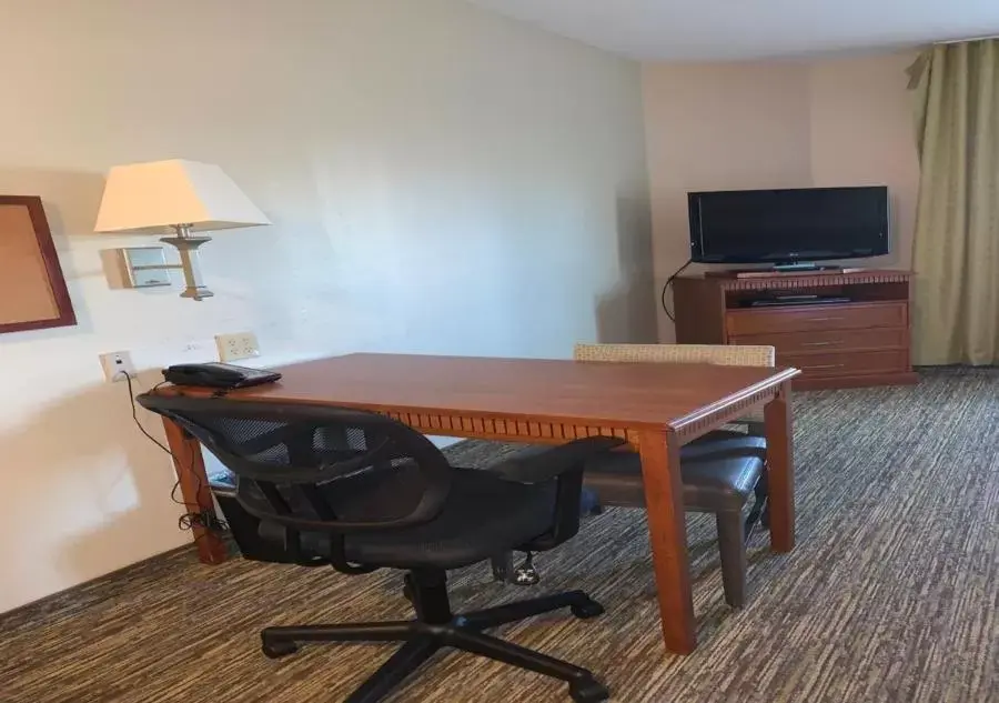TV/Entertainment Center in Candlewood Suites Temple, an IHG Hotel