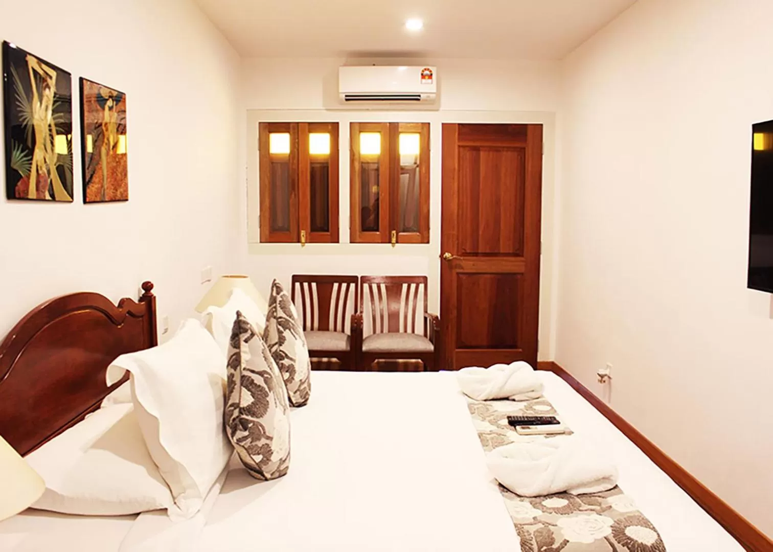 Bed in Heeren Straits Hotel