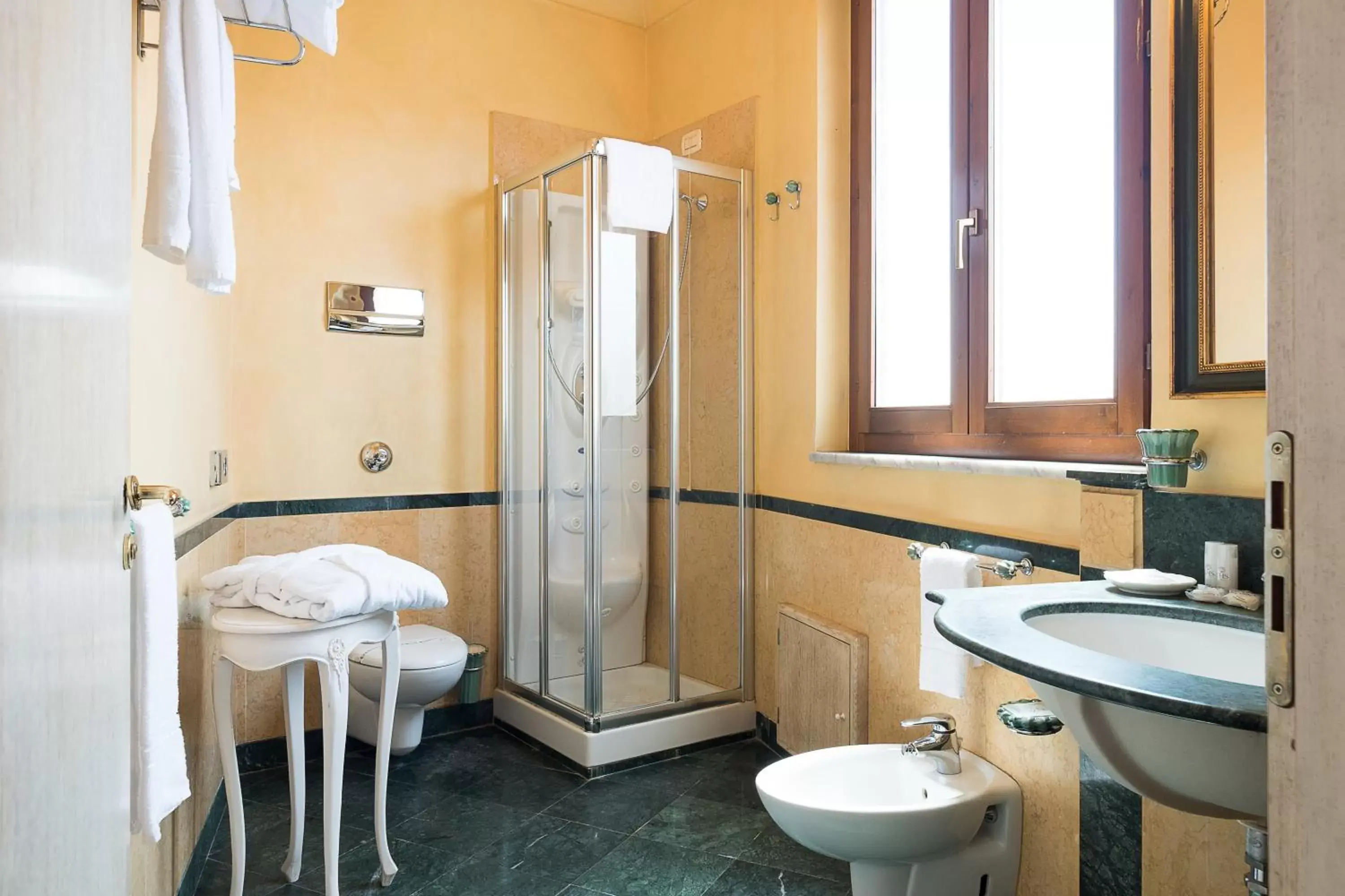 Bathroom in Hotel Vecchio Borgo