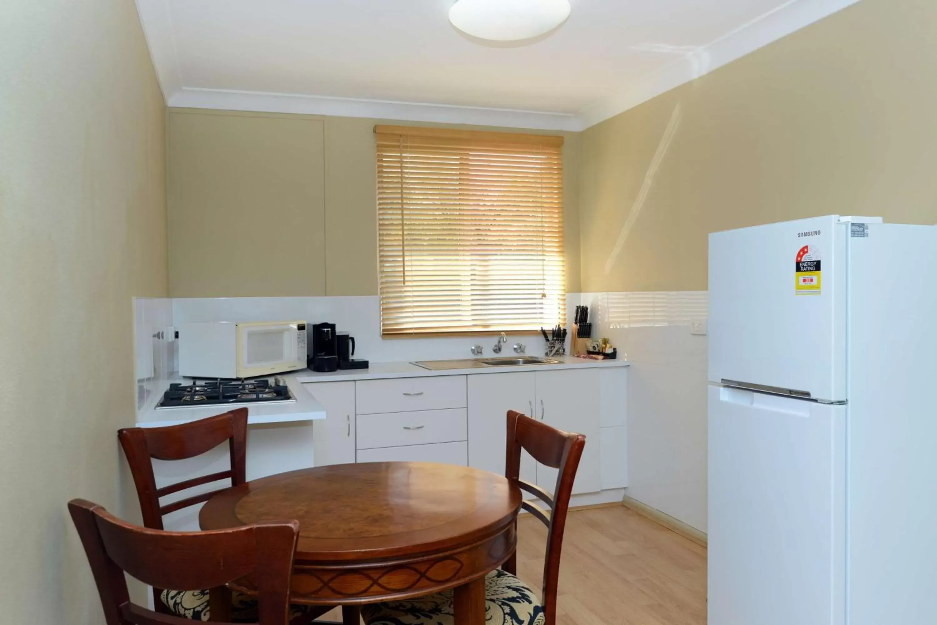 Photo of the whole room, Kitchen/Kitchenette in Rydges Armidale