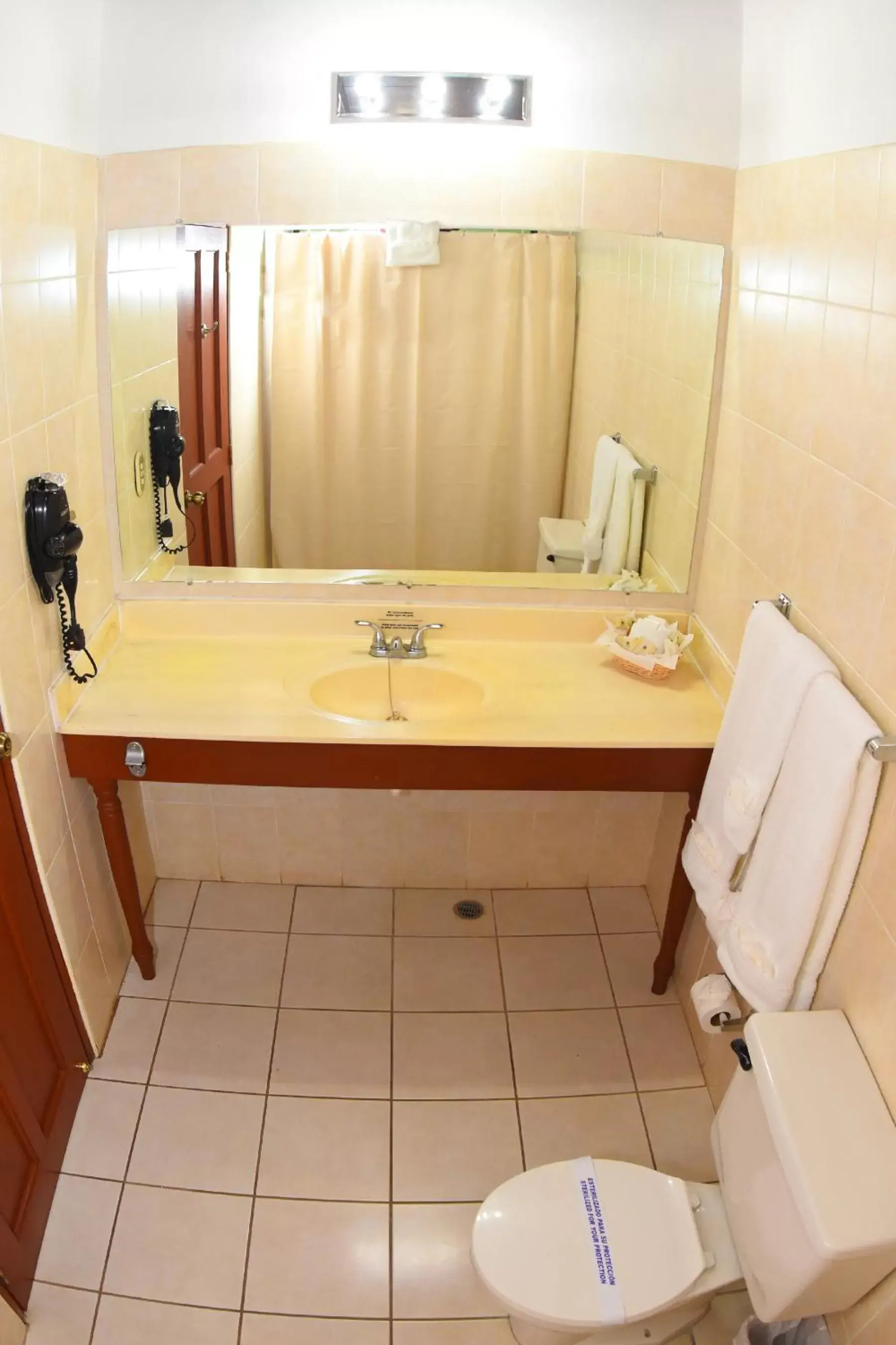 Bathroom in Best Western Las Mercedes Airport