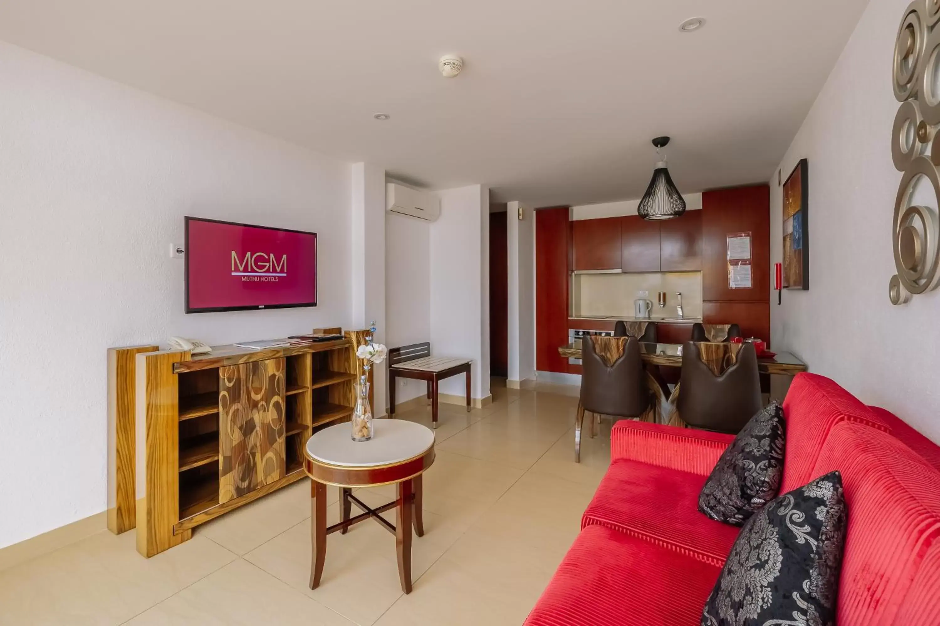 Kitchen or kitchenette, Seating Area in Muthu Clube Praia da Oura