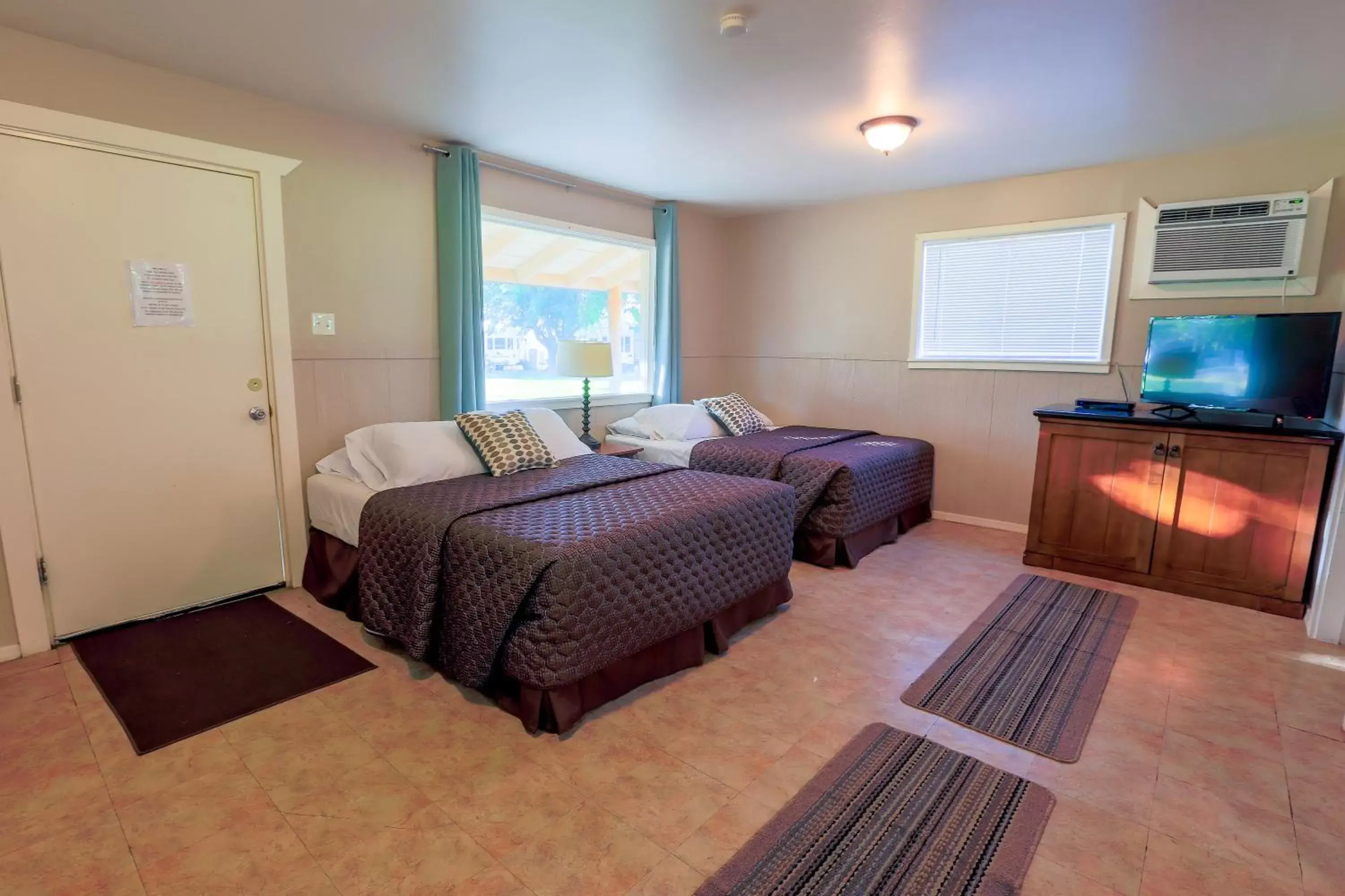 RV Park Location Cabin 24 Pet-Friendly 2 Queen Beds - single occupancy in Roosevelt Resort Park