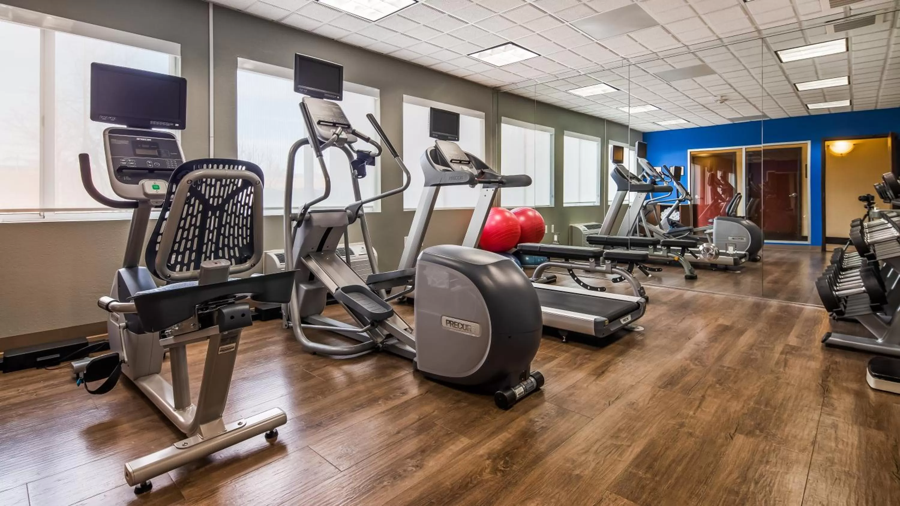 Fitness centre/facilities in Holiday Inn Express & Suites Detroit - Farmington Hills by IHG