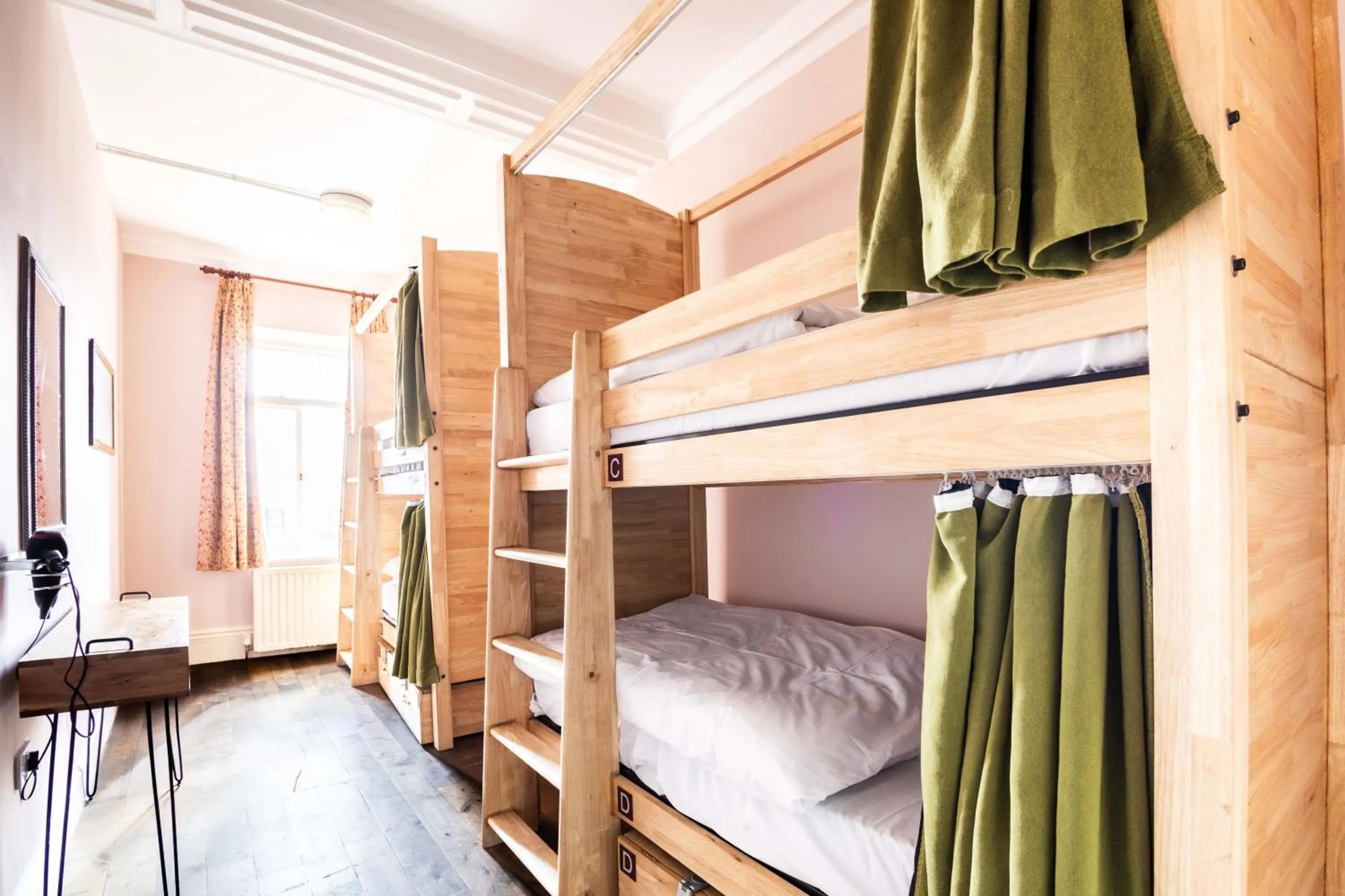 Bedroom, Bed in Palmers Lodge Swiss Cottage