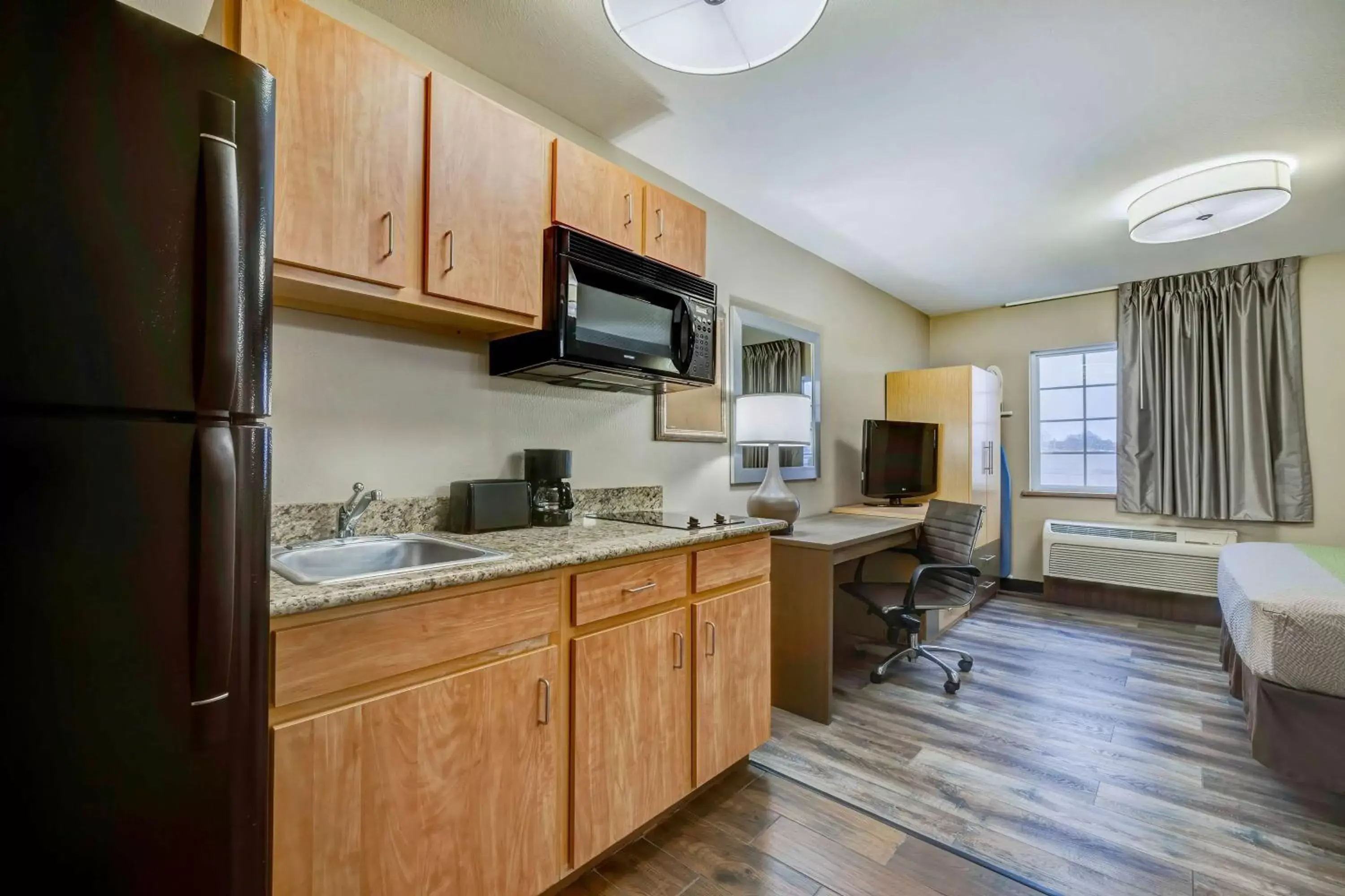 Photo of the whole room, Kitchen/Kitchenette in Studio 6 Lenexa - Overland Park