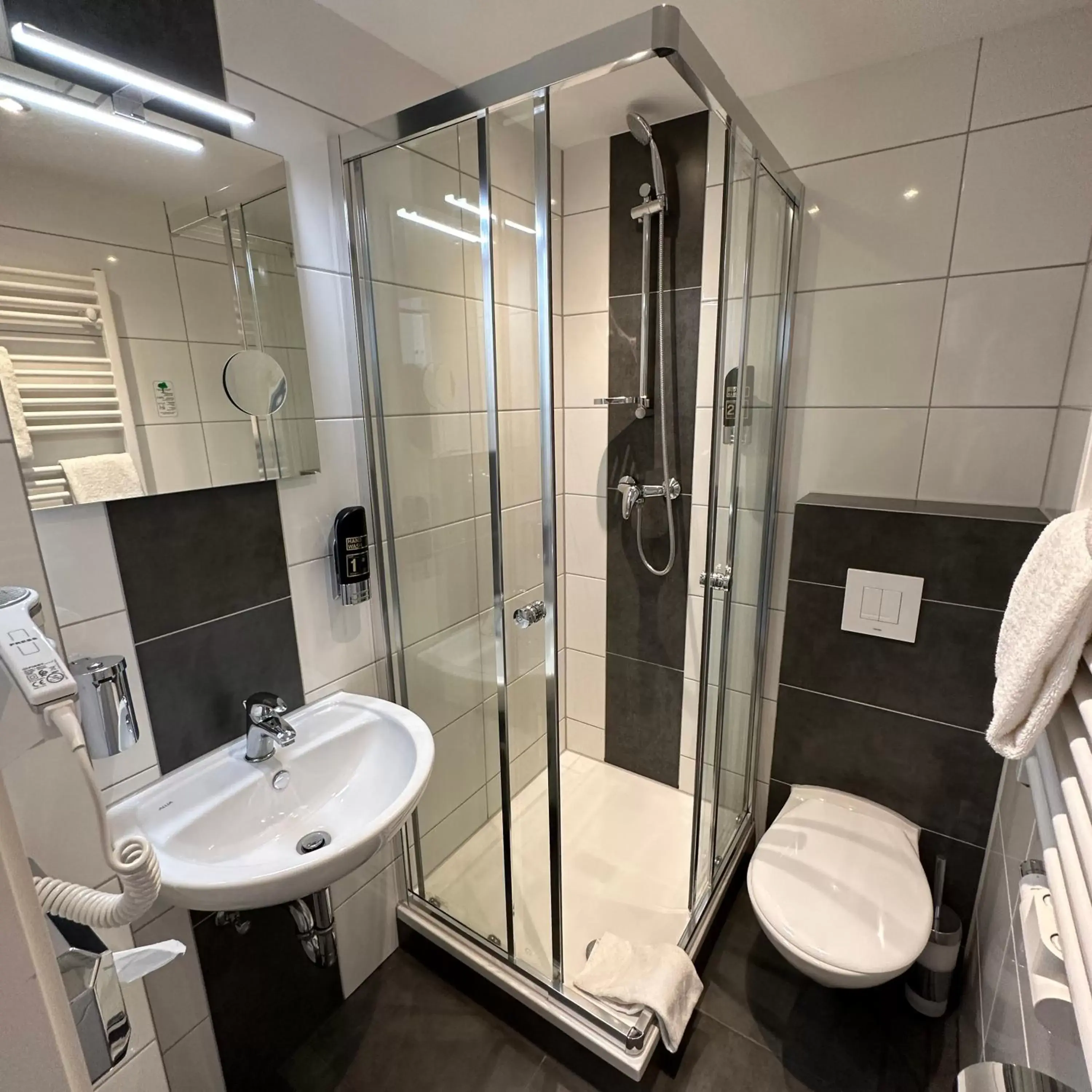 Shower, Bathroom in Nordseehotel Wilhelmshaven