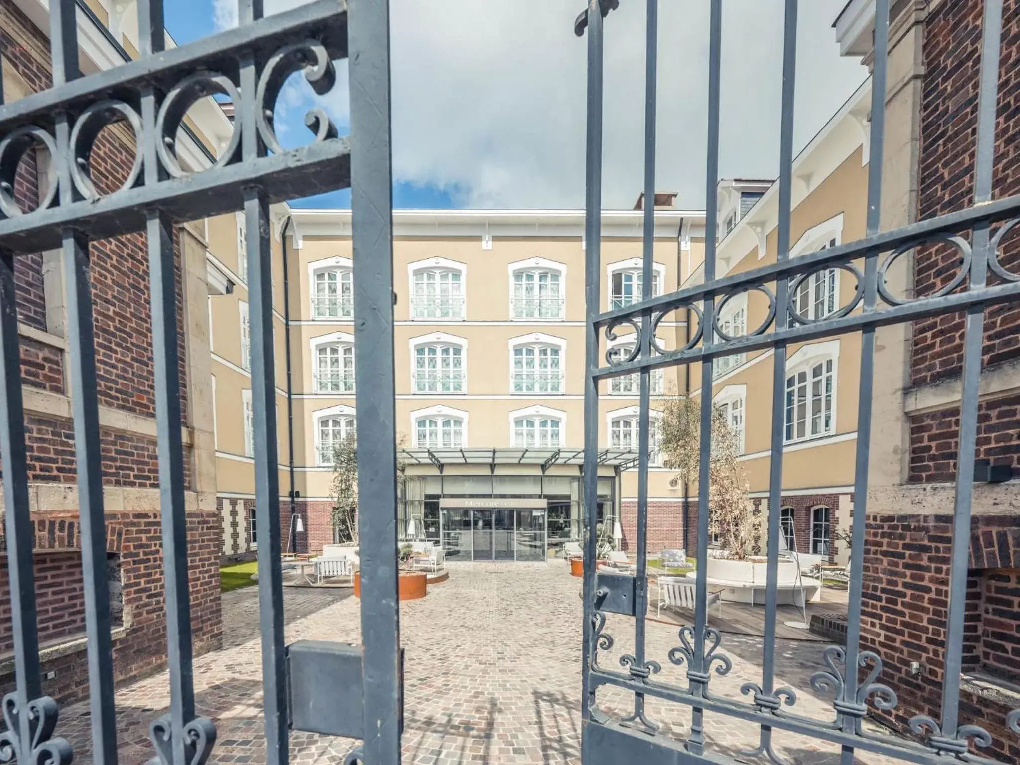 Facade/entrance in Mercure Troyes Centre