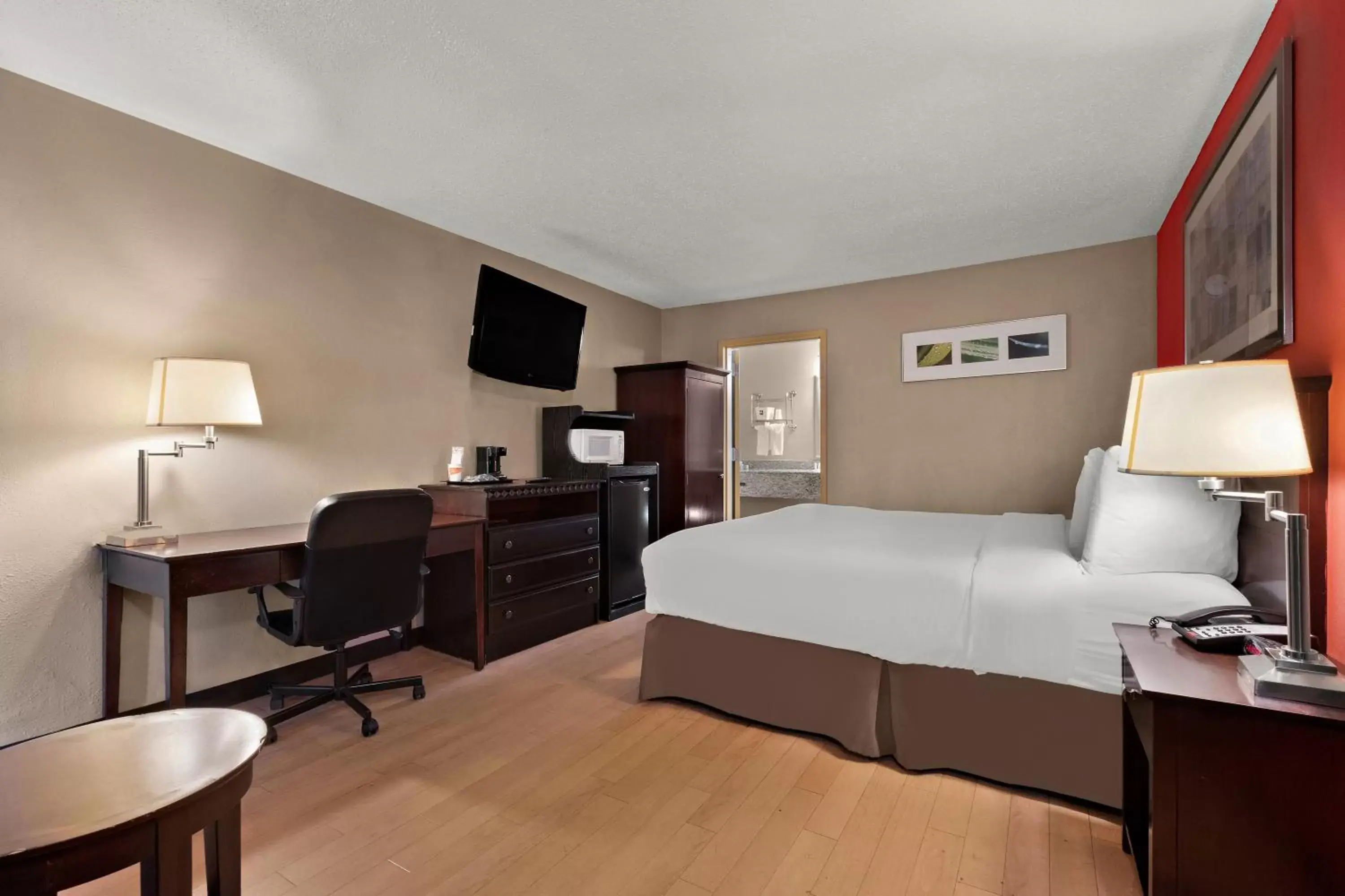 Bedroom in Quality Inn Wayne - Fairfield Area