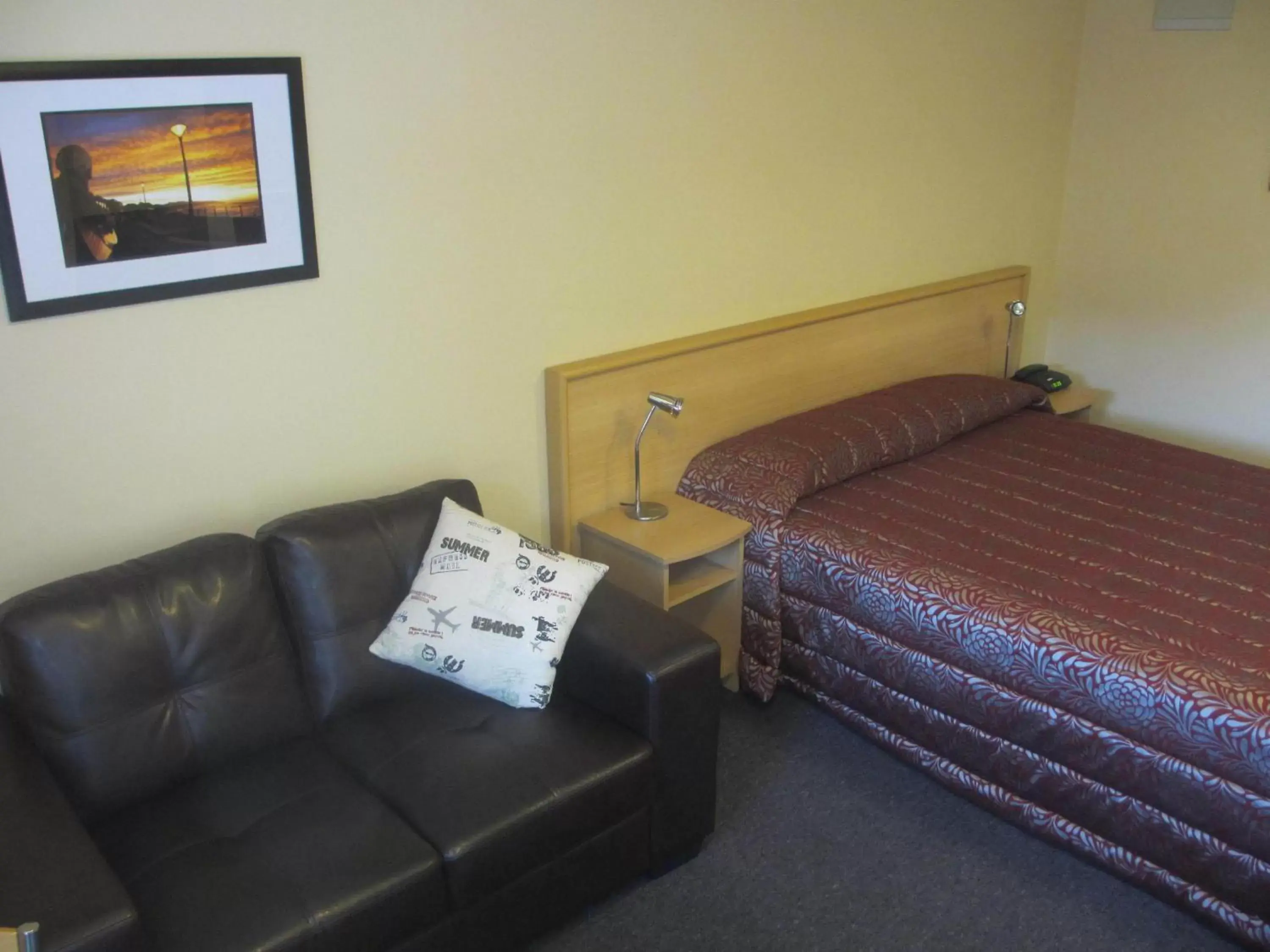 Seating area, Bed in Alhambra Oaks Motor Lodge