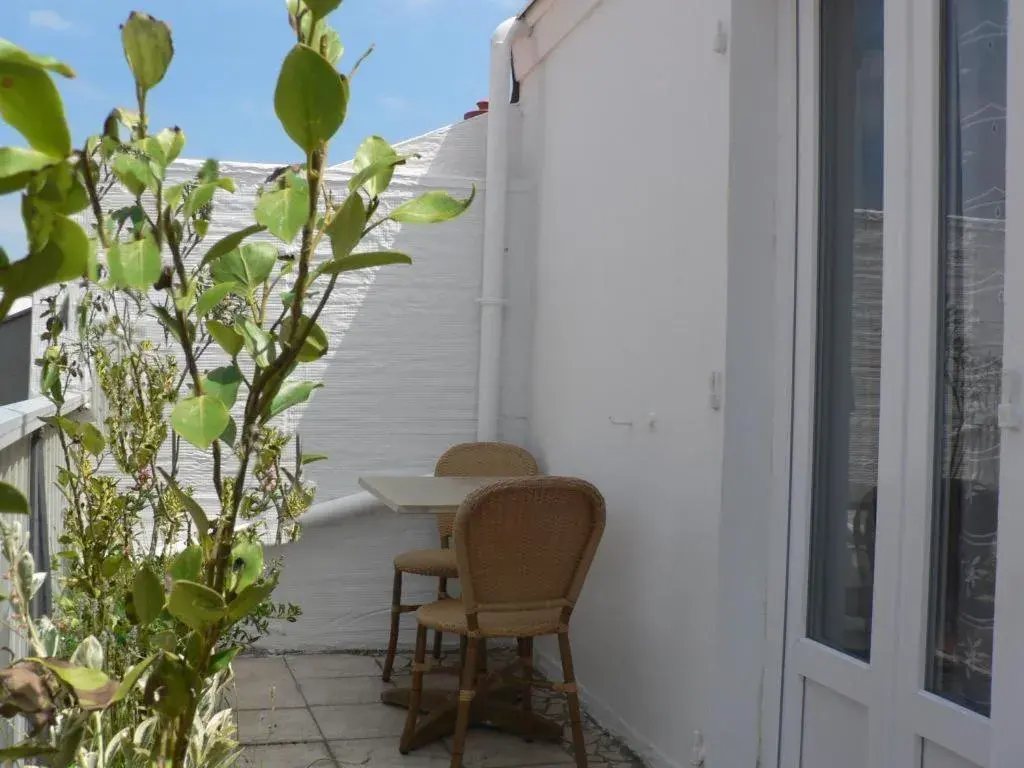 Day, Balcony/Terrace in Hôtel Les Alizés