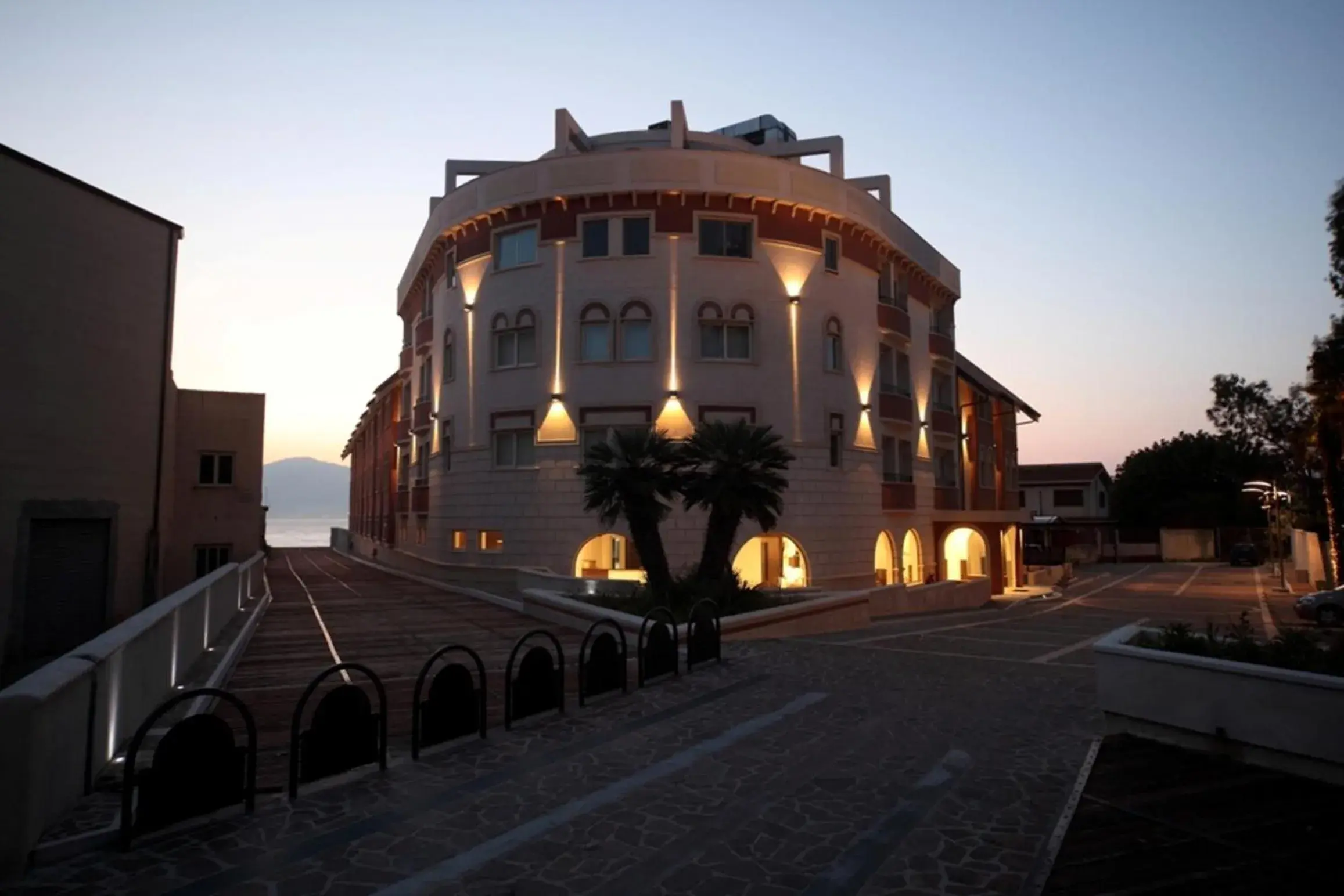 Facade/entrance, Property Building in E' Hotel