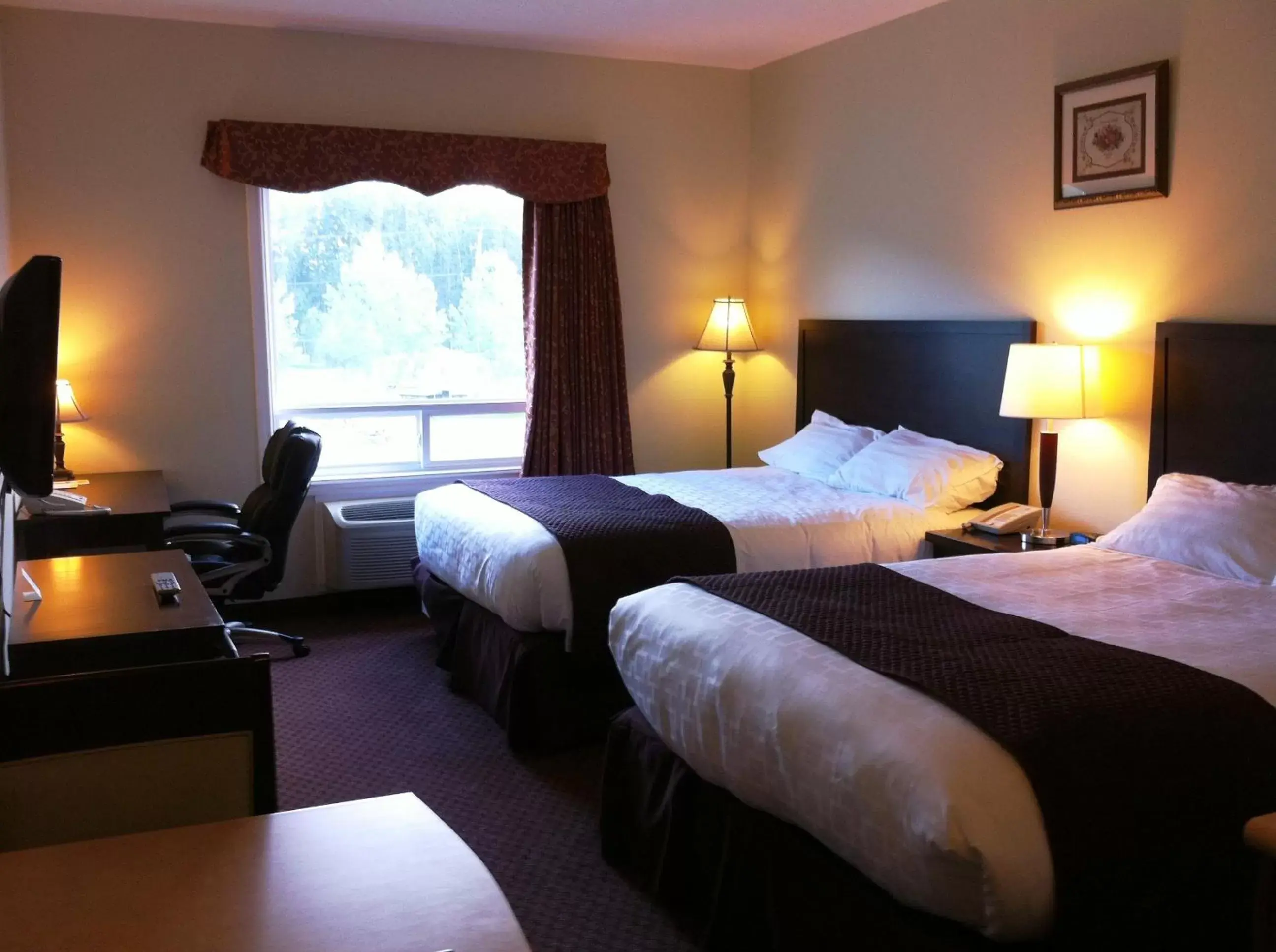 Photo of the whole room, Bed in Days Inn by Wyndham Chetwynd