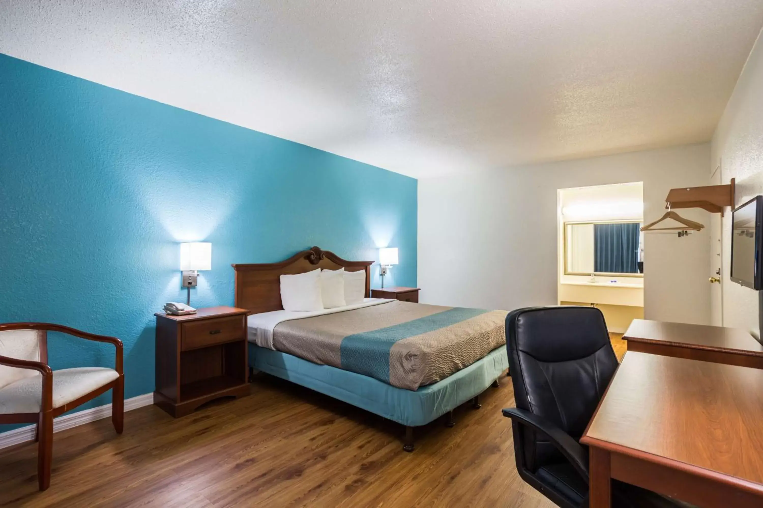 Bedroom, Bed in Motel 6-Spring Hill, FL - Weeki Wachee