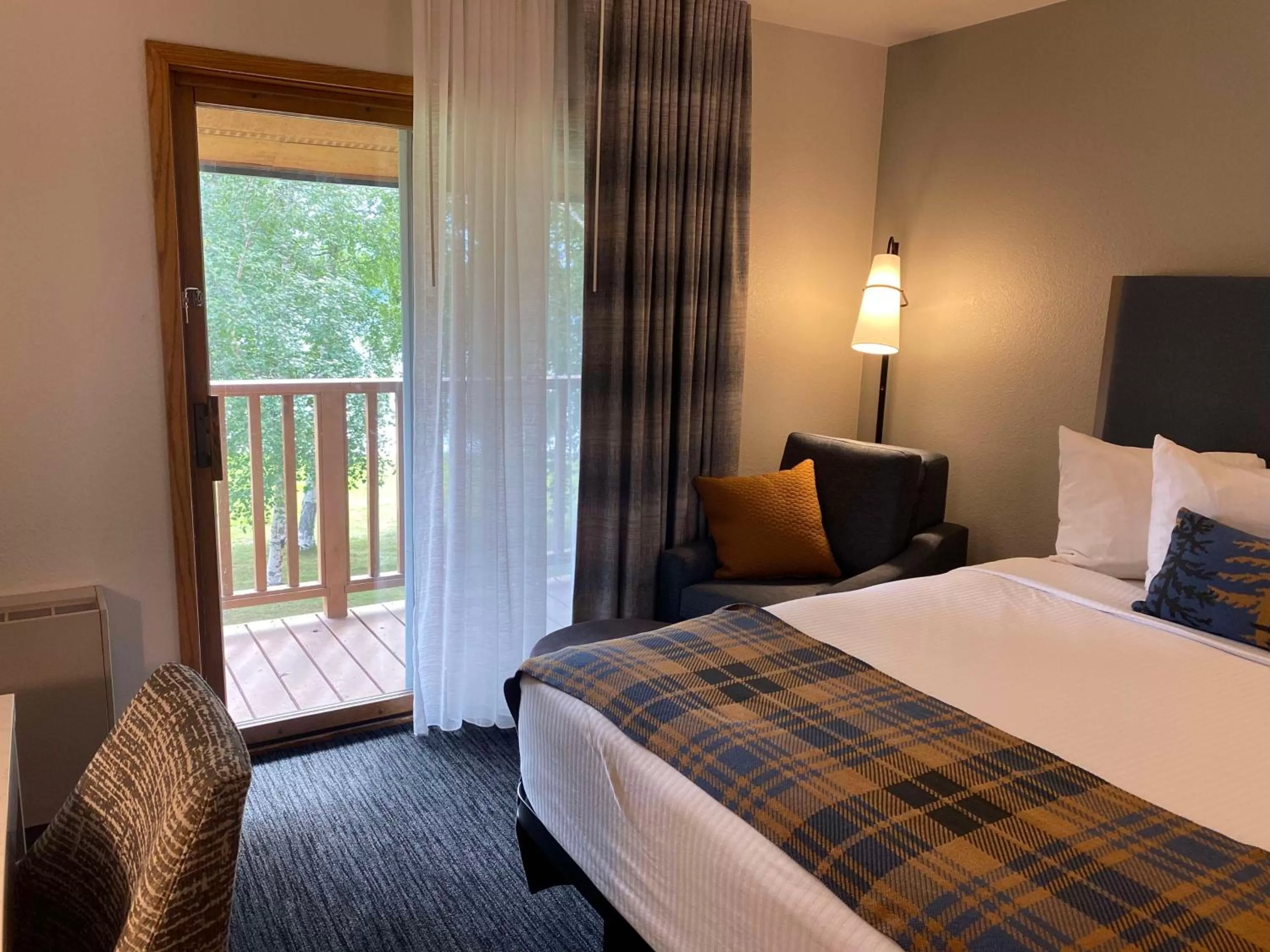 Bedroom in Best Western Lake Lucille Inn