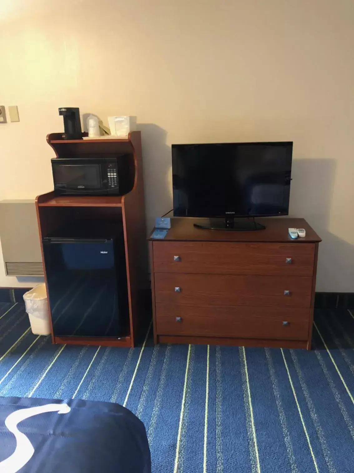 TV/Entertainment Center in Days Inn by Wyndham Breezewood