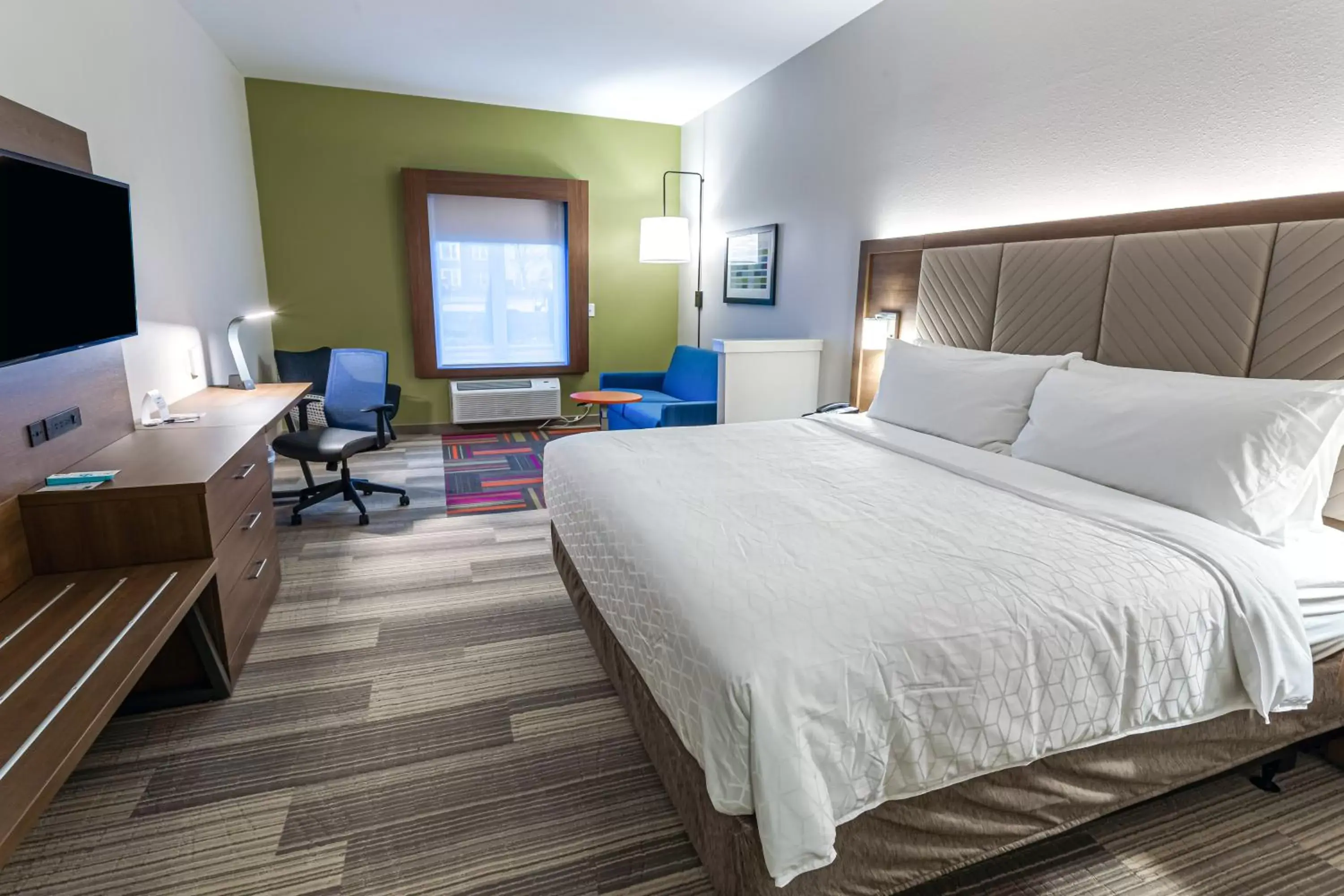 Bed in Holiday Inn Express & Suites - Columbus - Worthington, an IHG Hotel