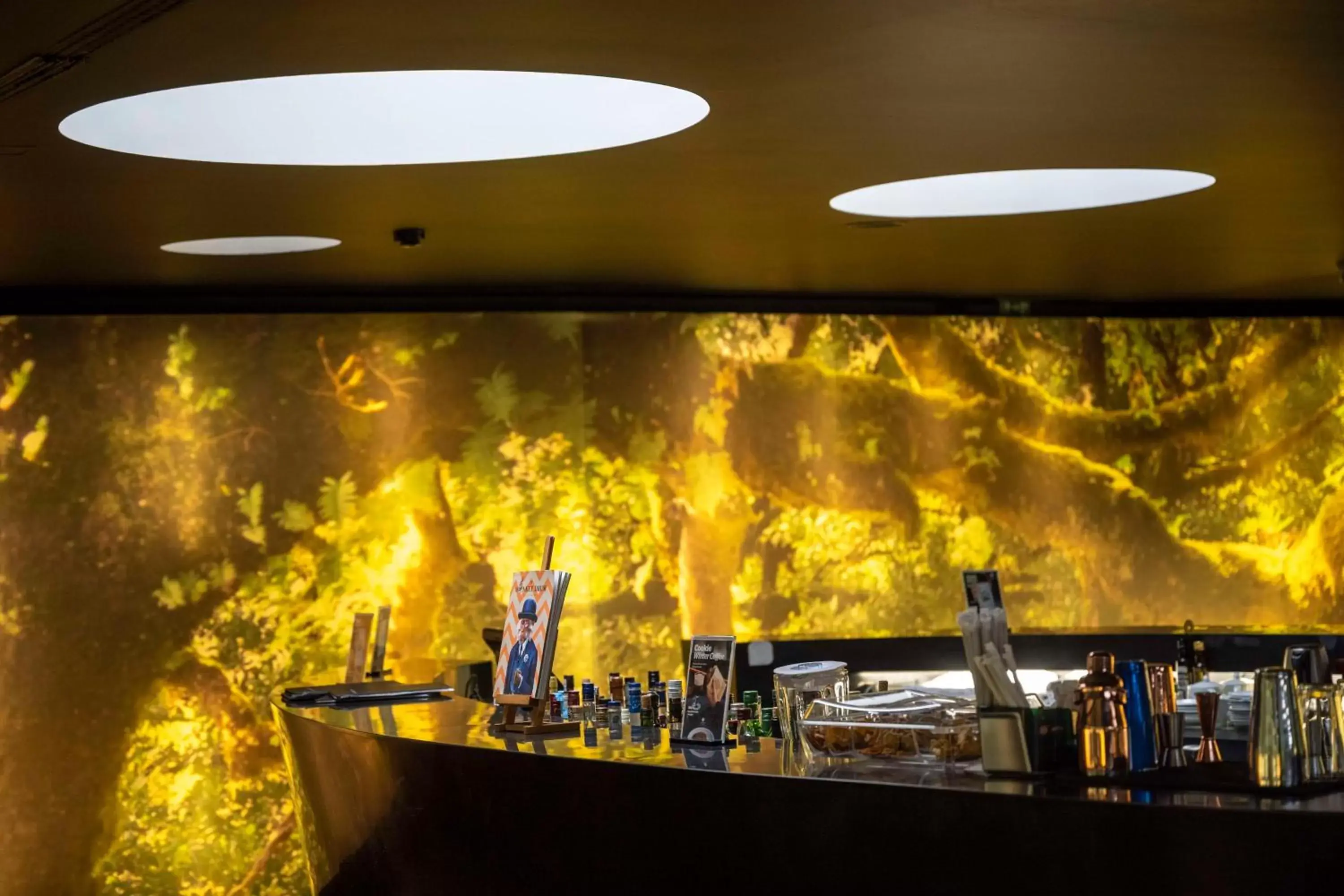 Lounge or bar in DoubleTree by Hilton Lisbon Fontana Park