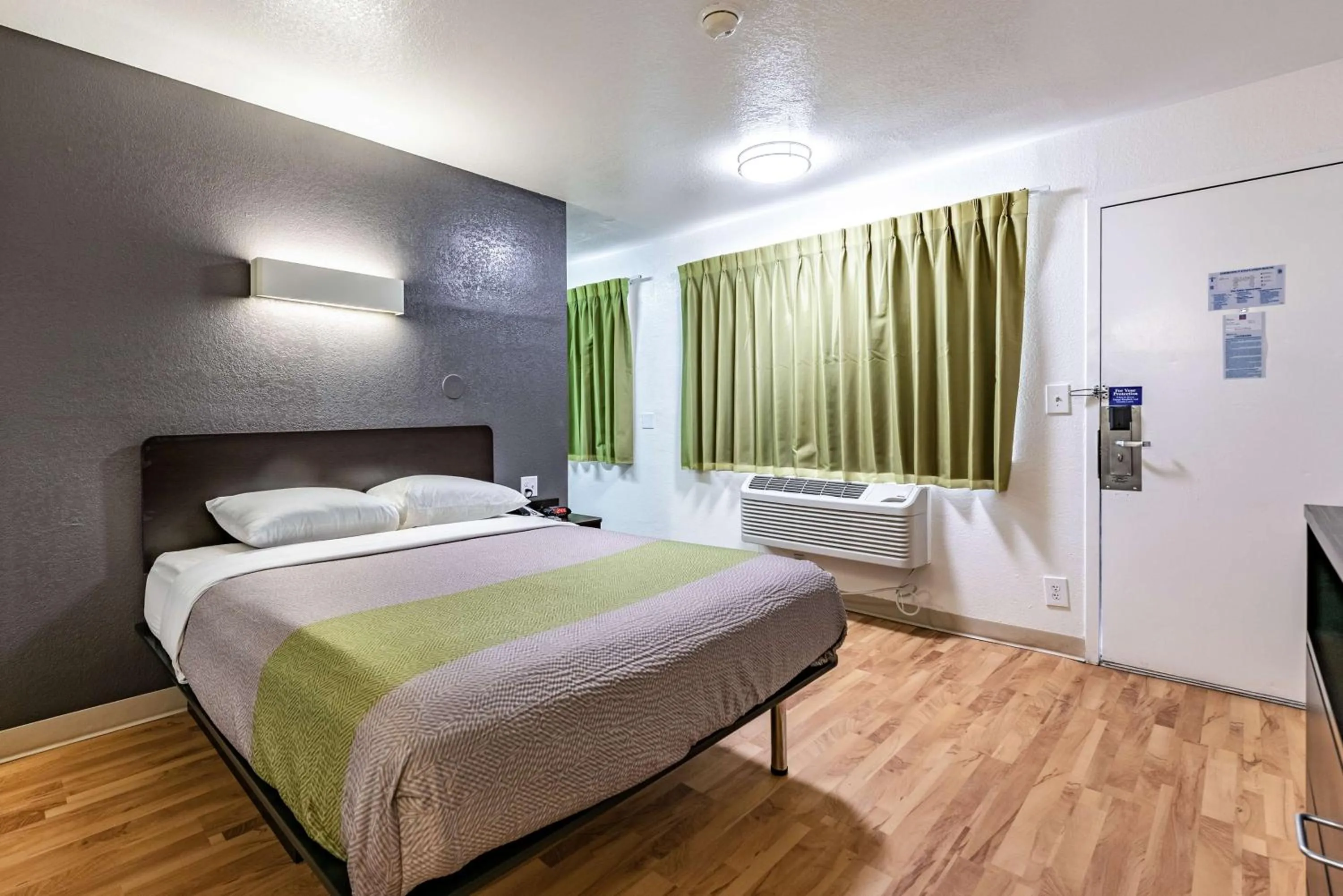 Photo of the whole room, Bed in Studio 6-Monroe, LA - Hwy 165