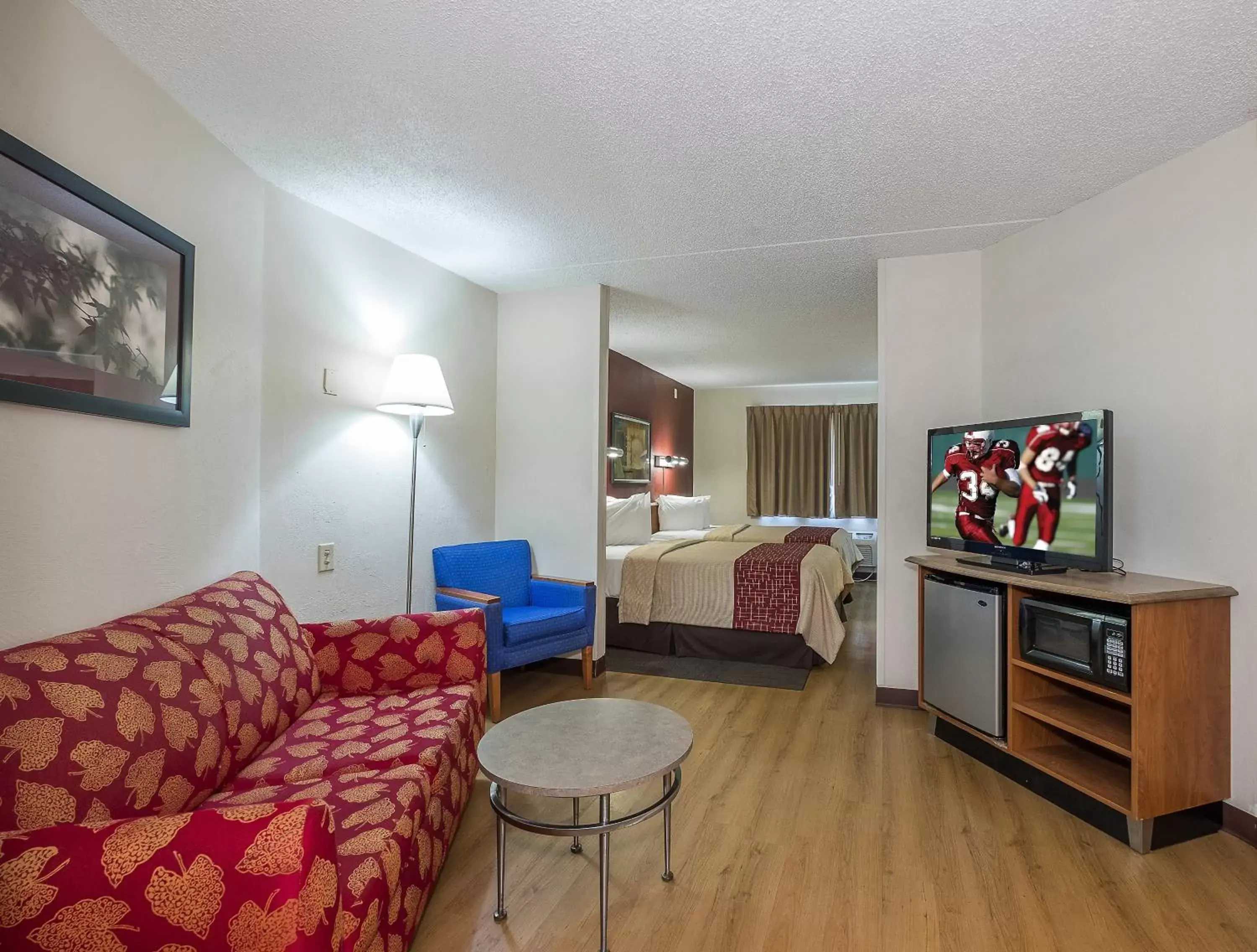 Photo of the whole room, Seating Area in Red Roof Inn & Suites Cleveland - Elyria