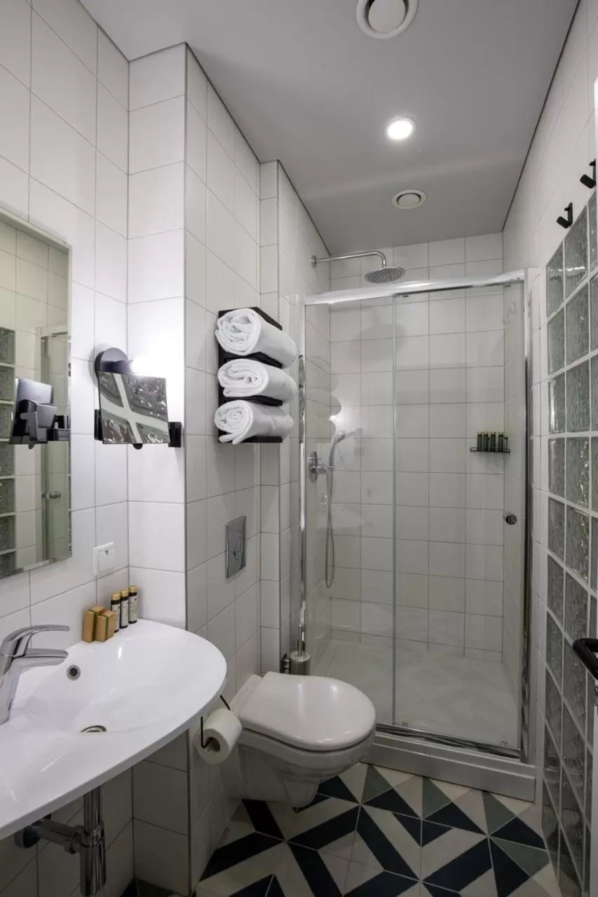 Bathroom in Four Rooms City