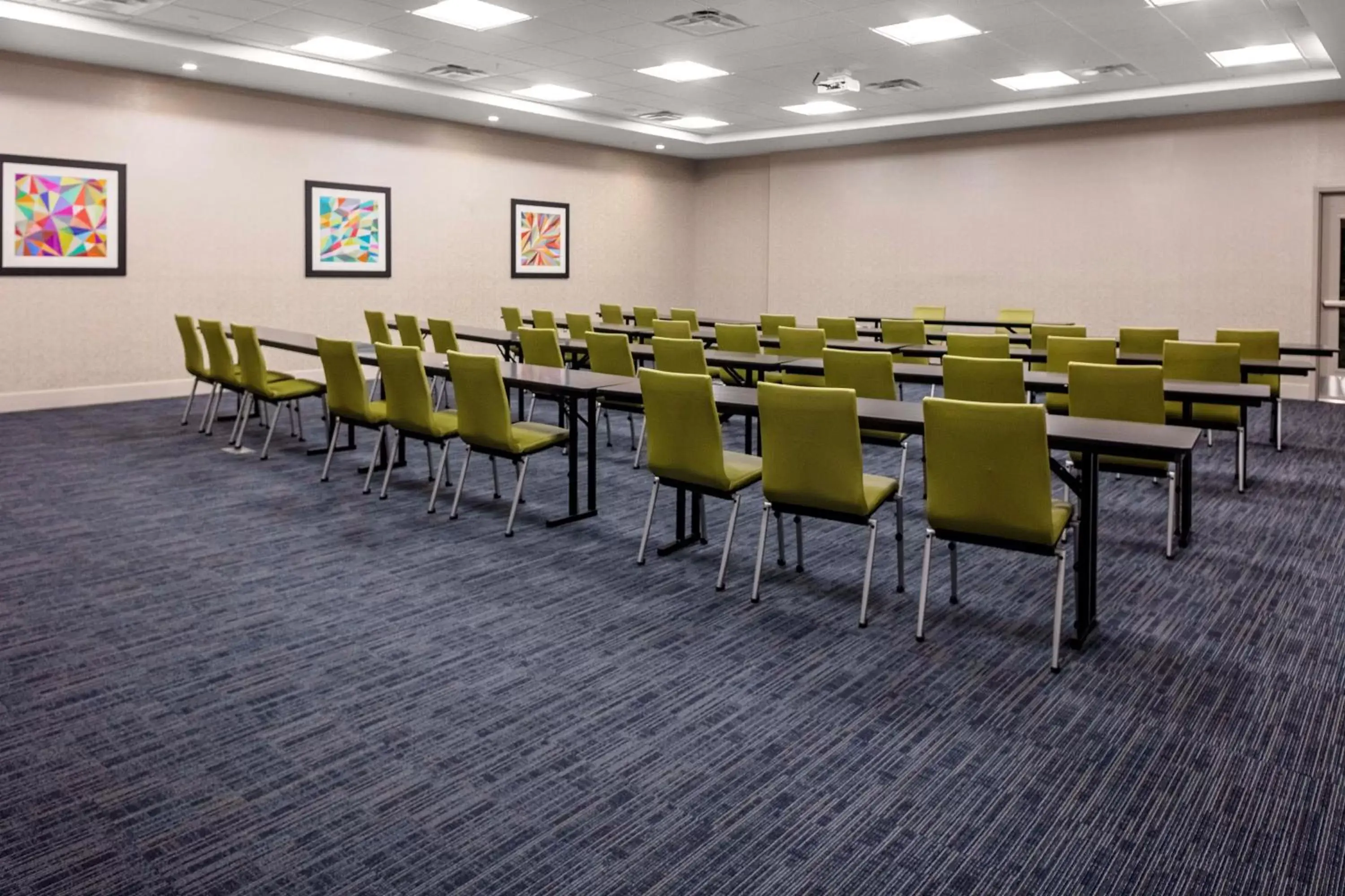 Meeting/conference room in Holiday Inn Express & Suites - Madison, an IHG Hotel