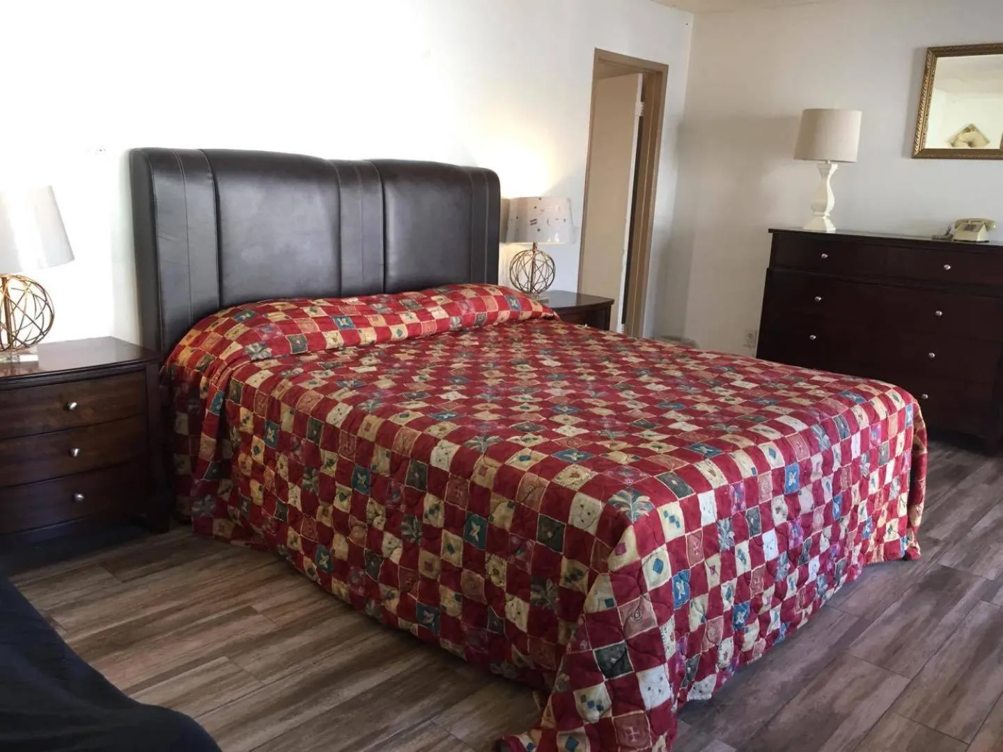 Bed in King Lodge Motel