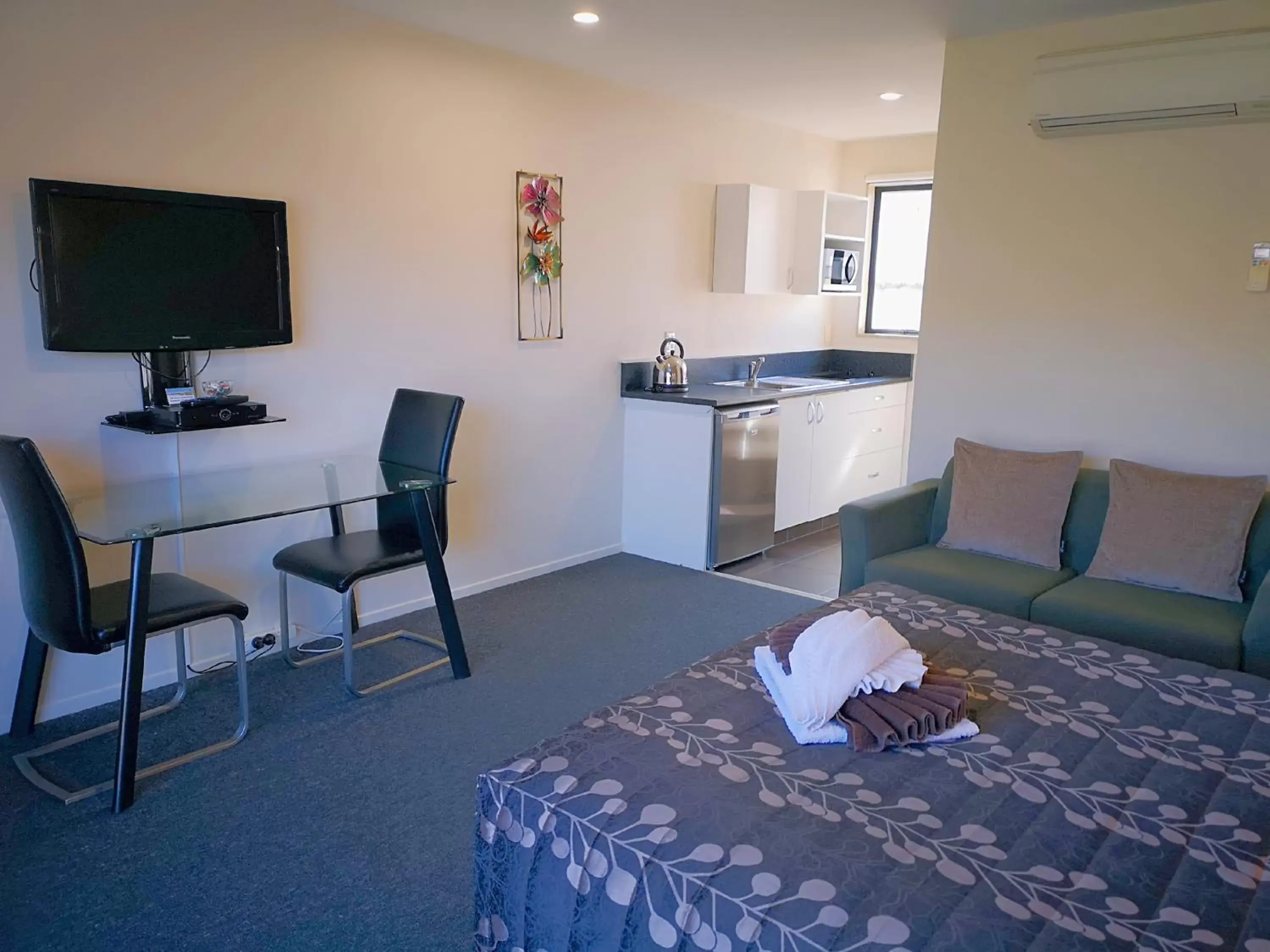 Photo of the whole room, TV/Entertainment Center in Aston Court Motel