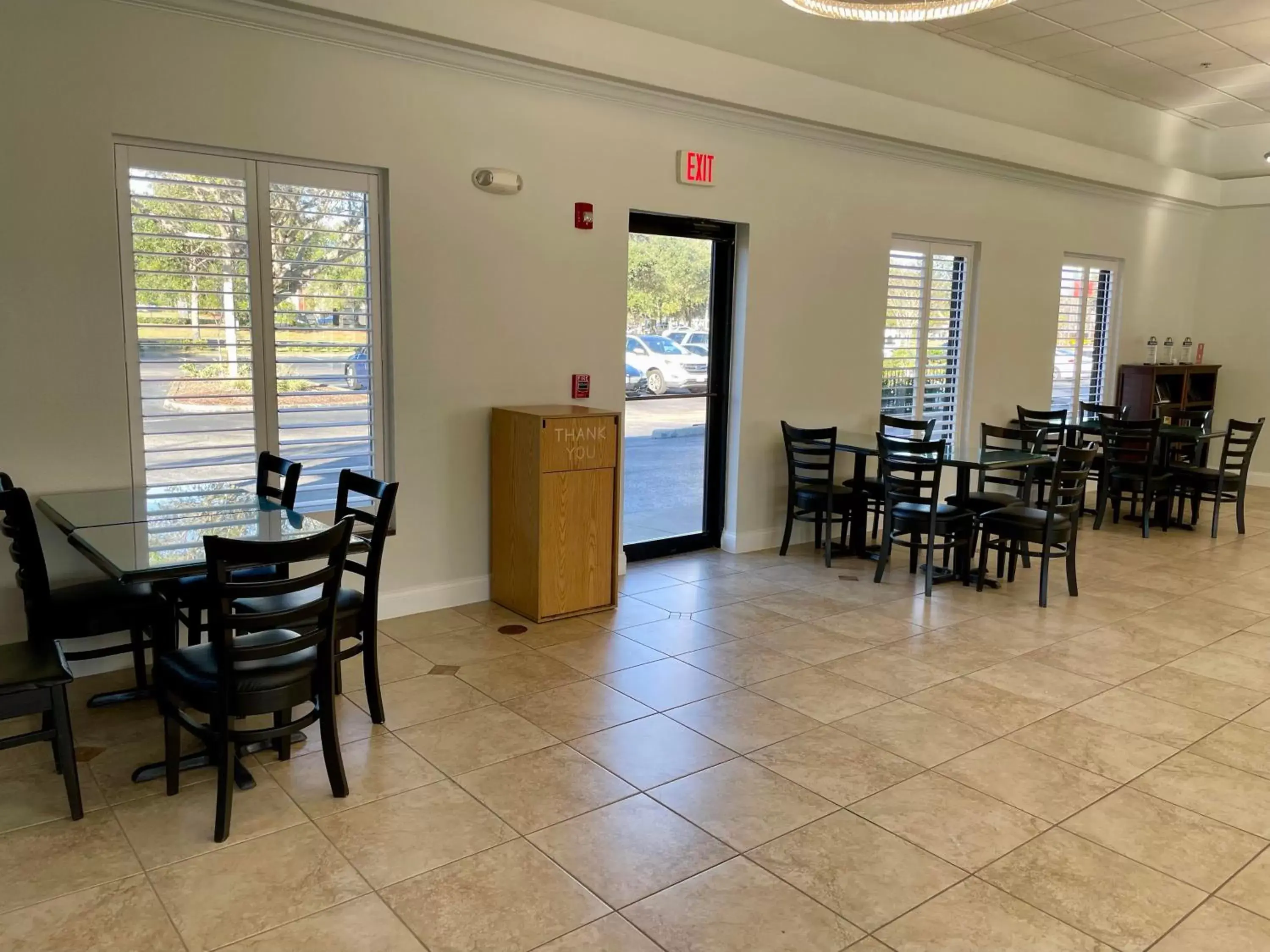 Lounge or bar, Restaurant/Places to Eat in Days Inn & Suites by Wyndham Lakeland