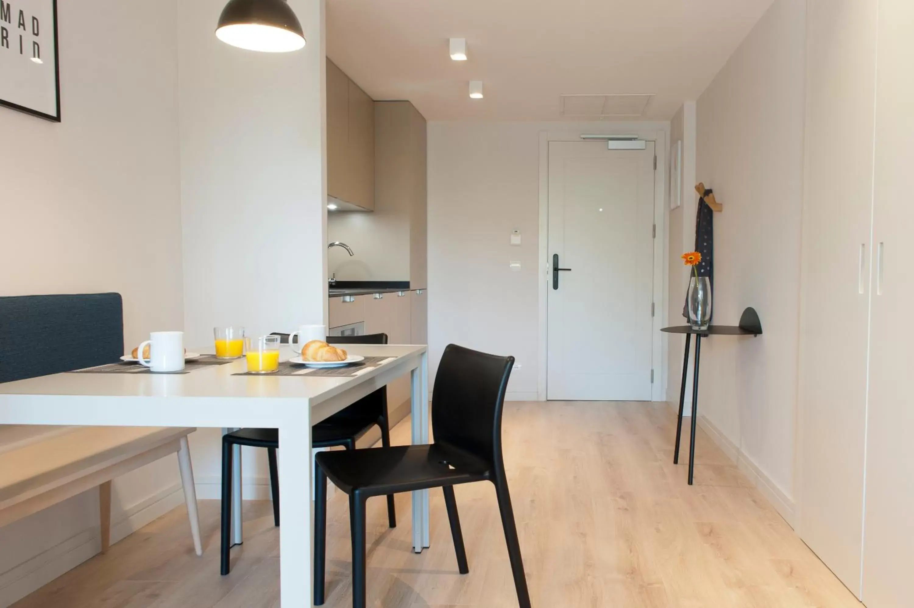 Kitchen or kitchenette, Dining Area in MH Apartments Central Madrid