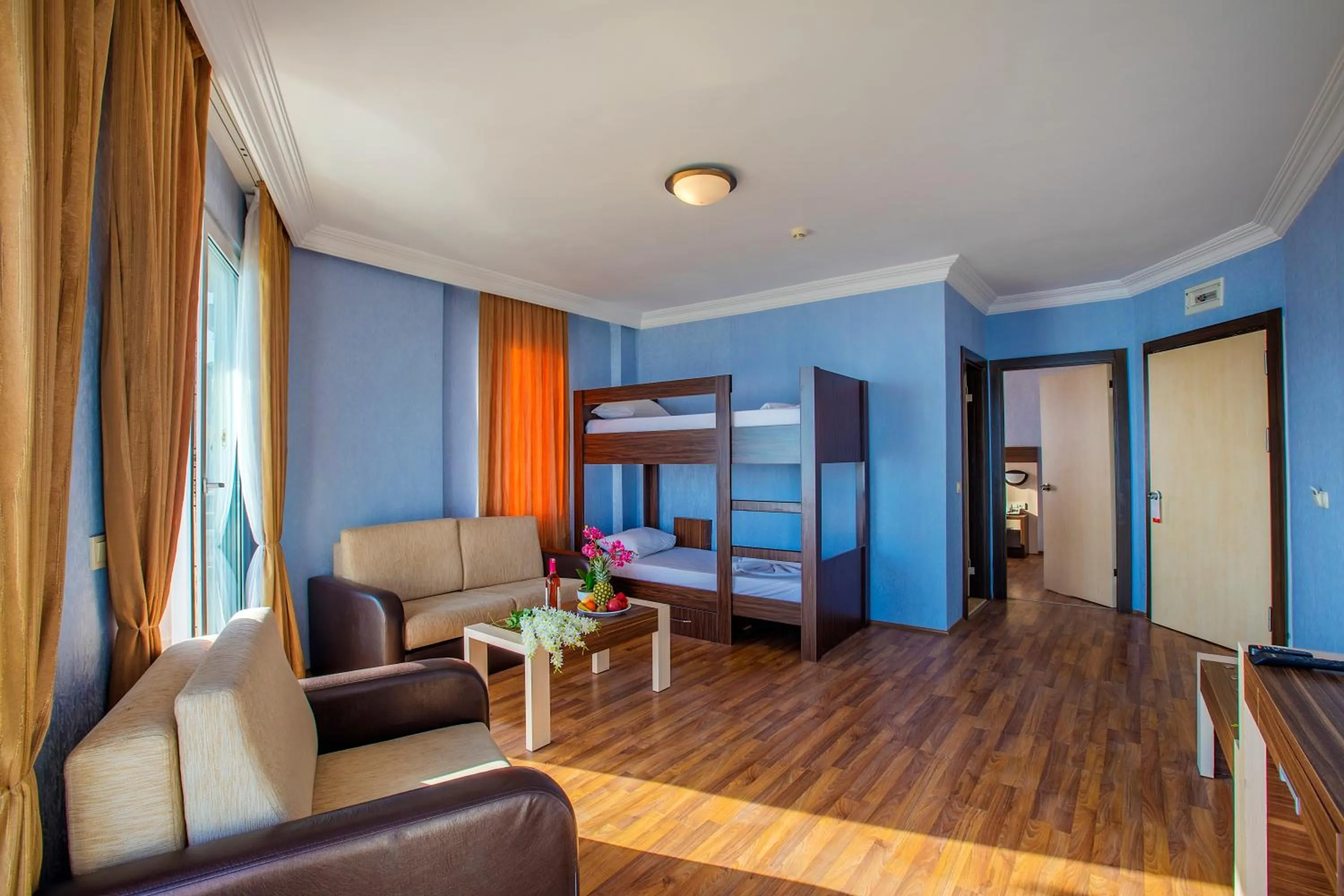 Seating area in Hawaii Suite Beach Hotel