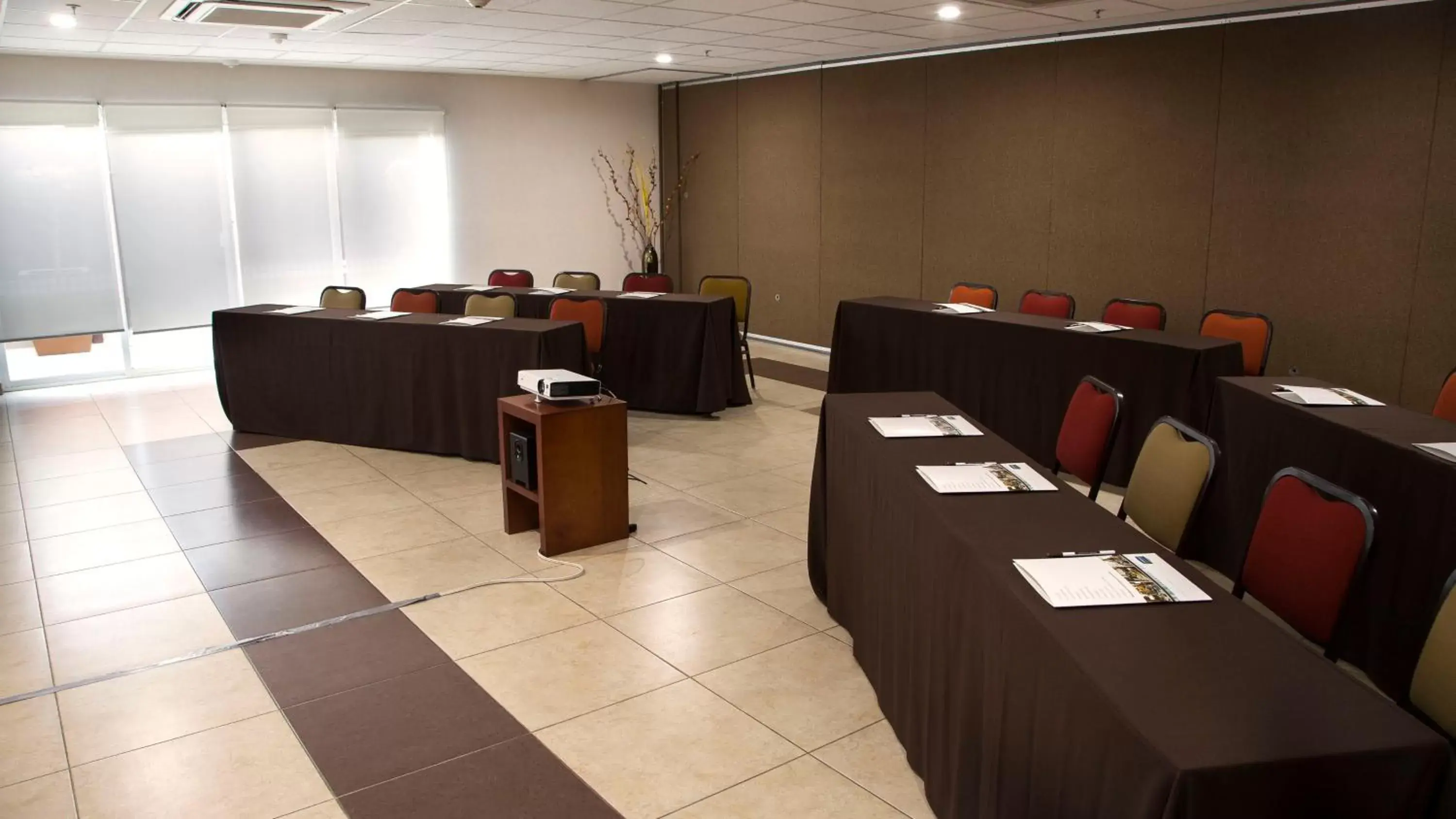 Meeting/conference room, Business Area/Conference Room in Staybridge Suites Queretaro, an IHG Hotel