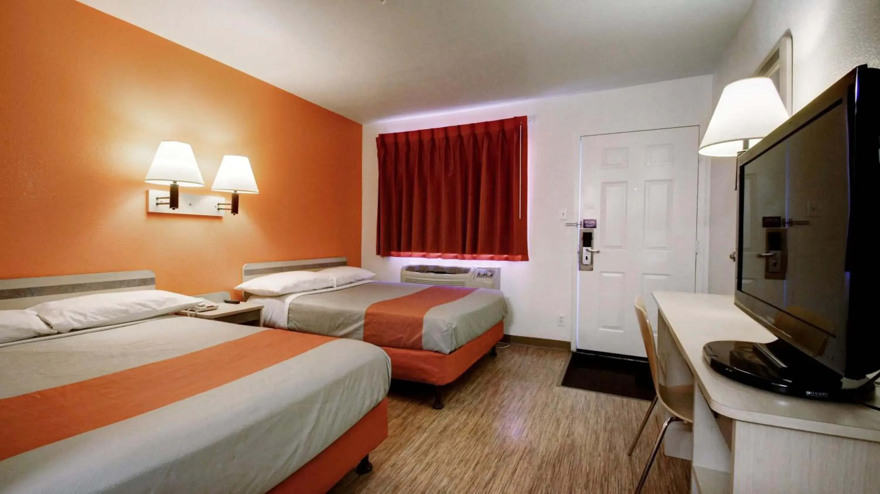 Bedroom, Bed in Motel 6-Woods Cross, UT - Salt Lake City - North