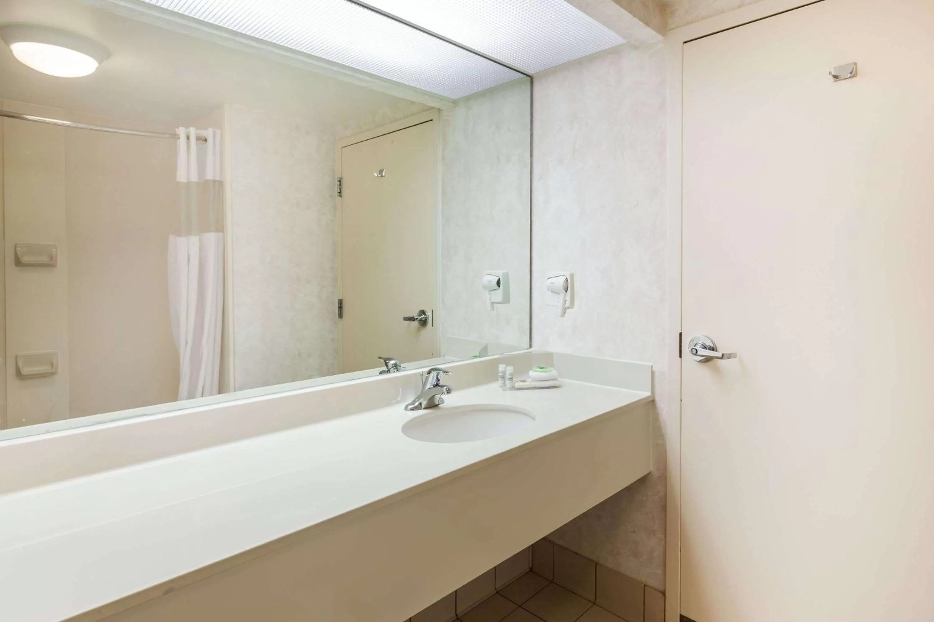 Shower in Wyndham Garden Monterrey Norte