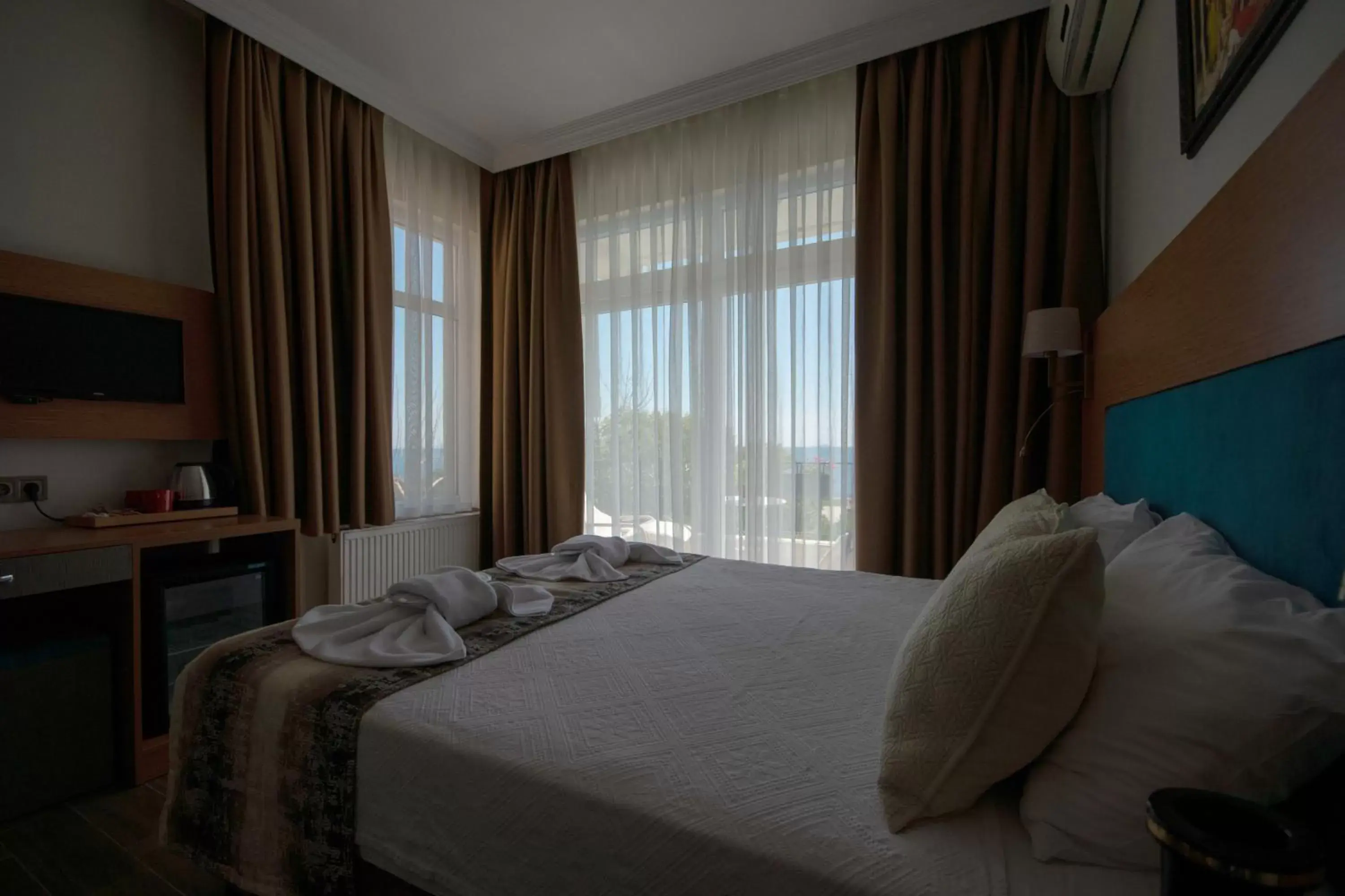 Photo of the whole room, Bed in Seatanbul Hotel