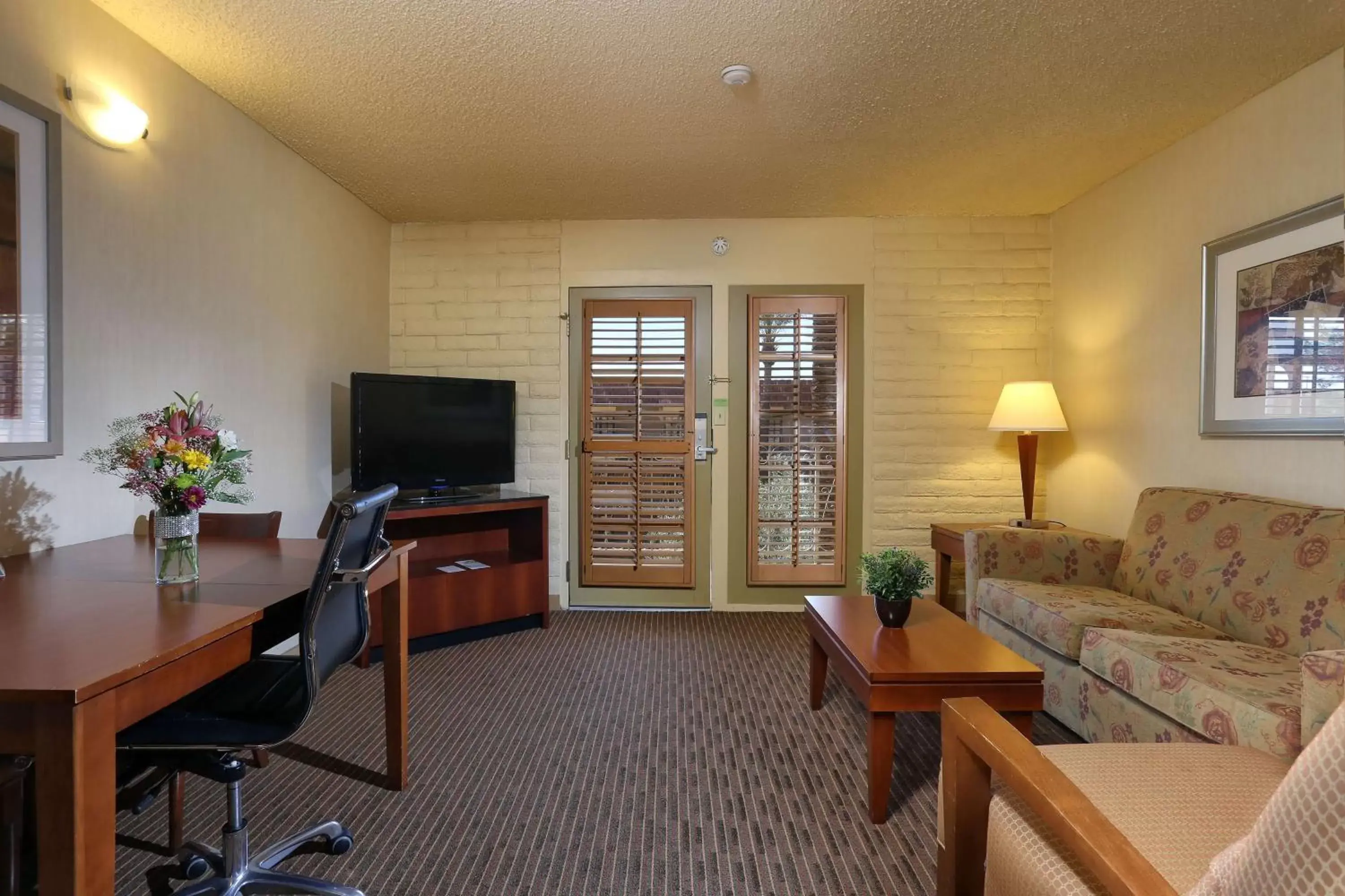 Living room, TV/Entertainment Center in DoubleTree Suites by Hilton Tucson Airport
