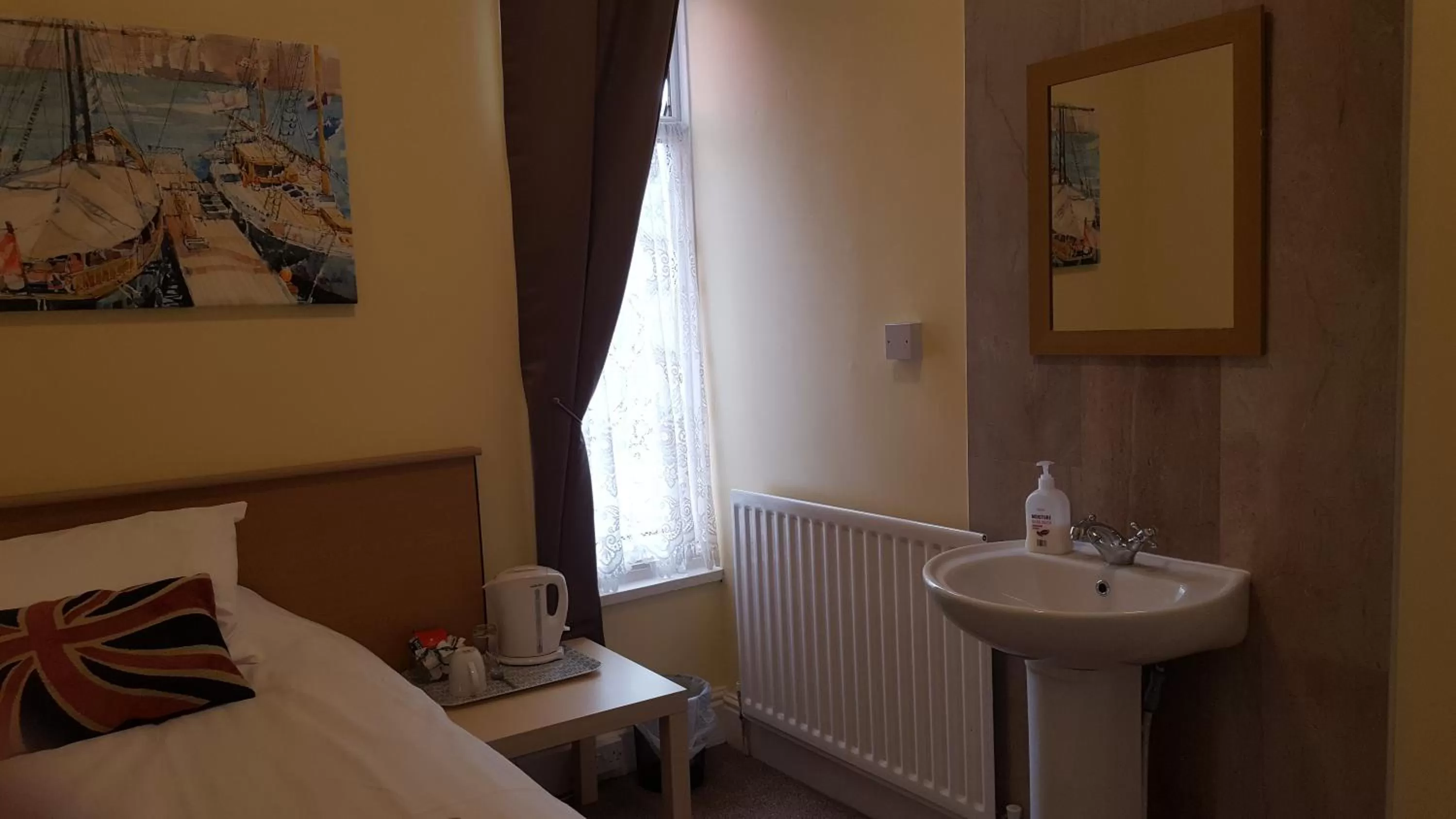 Coffee/tea facilities, Bathroom in The Beacon Hotel