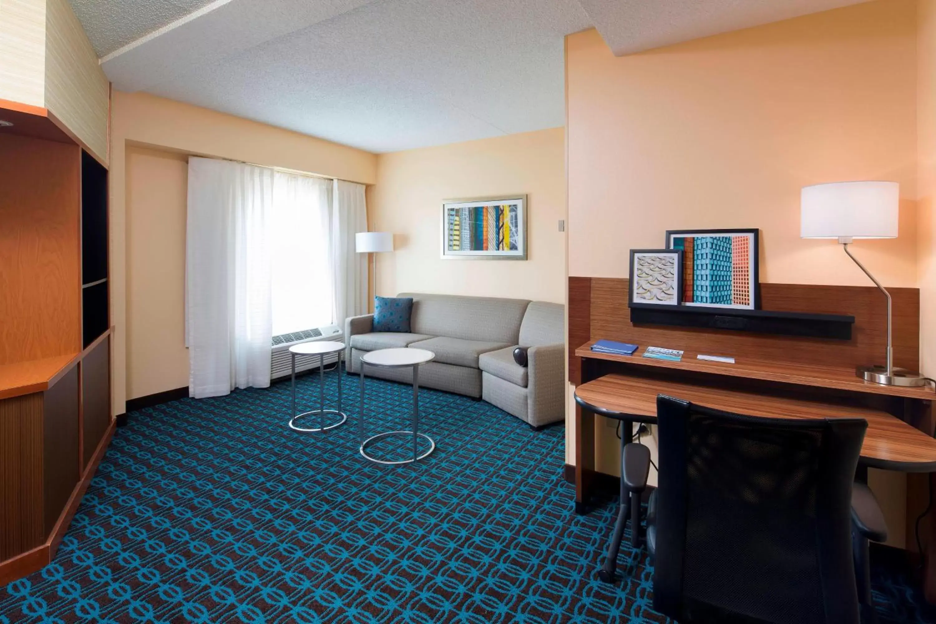 Bedroom, TV/Entertainment Center in Fairfield Inn & Suites by Marriott Newark Liberty International Airport