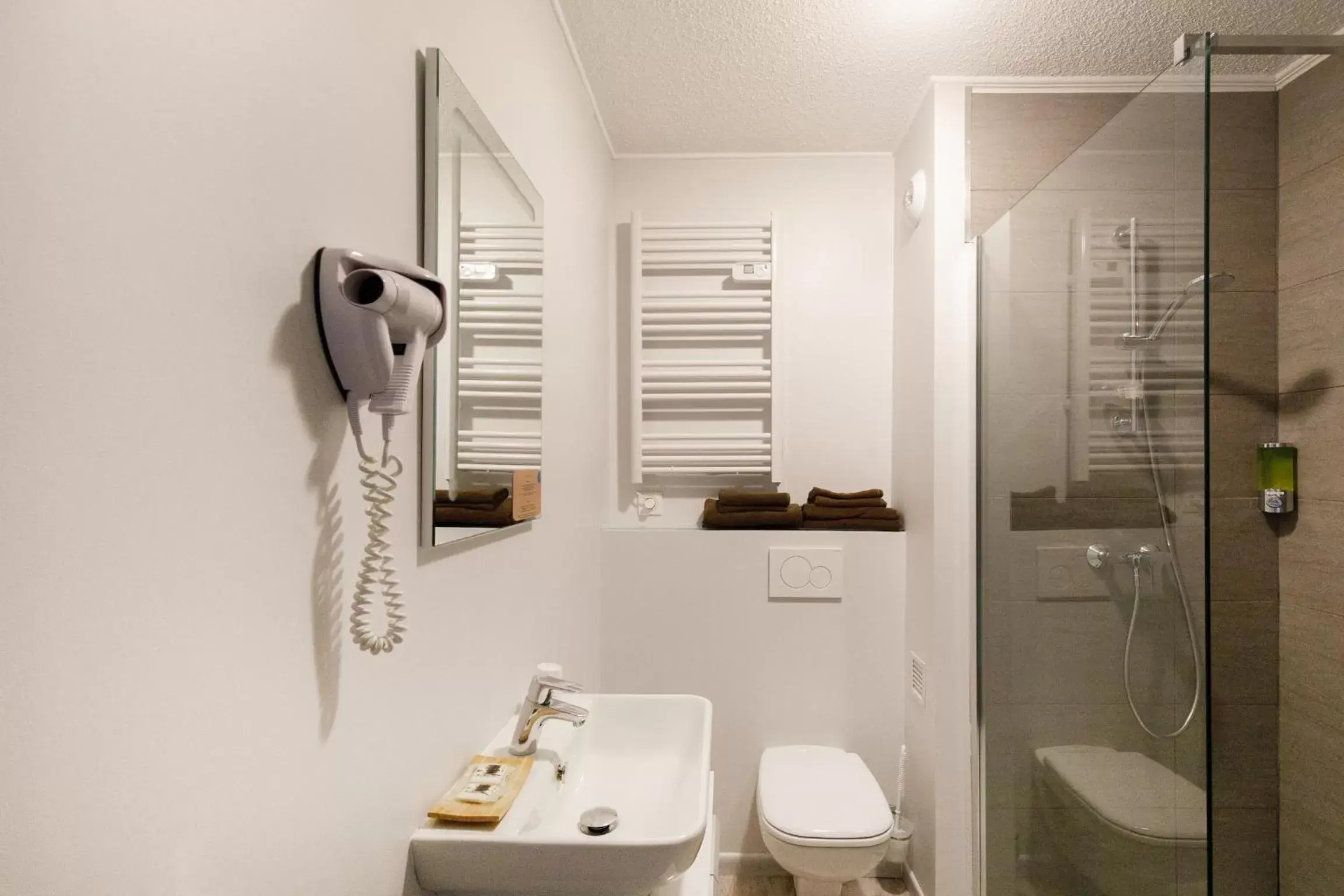 Shower, Bathroom in Hôtel de l'Étoile