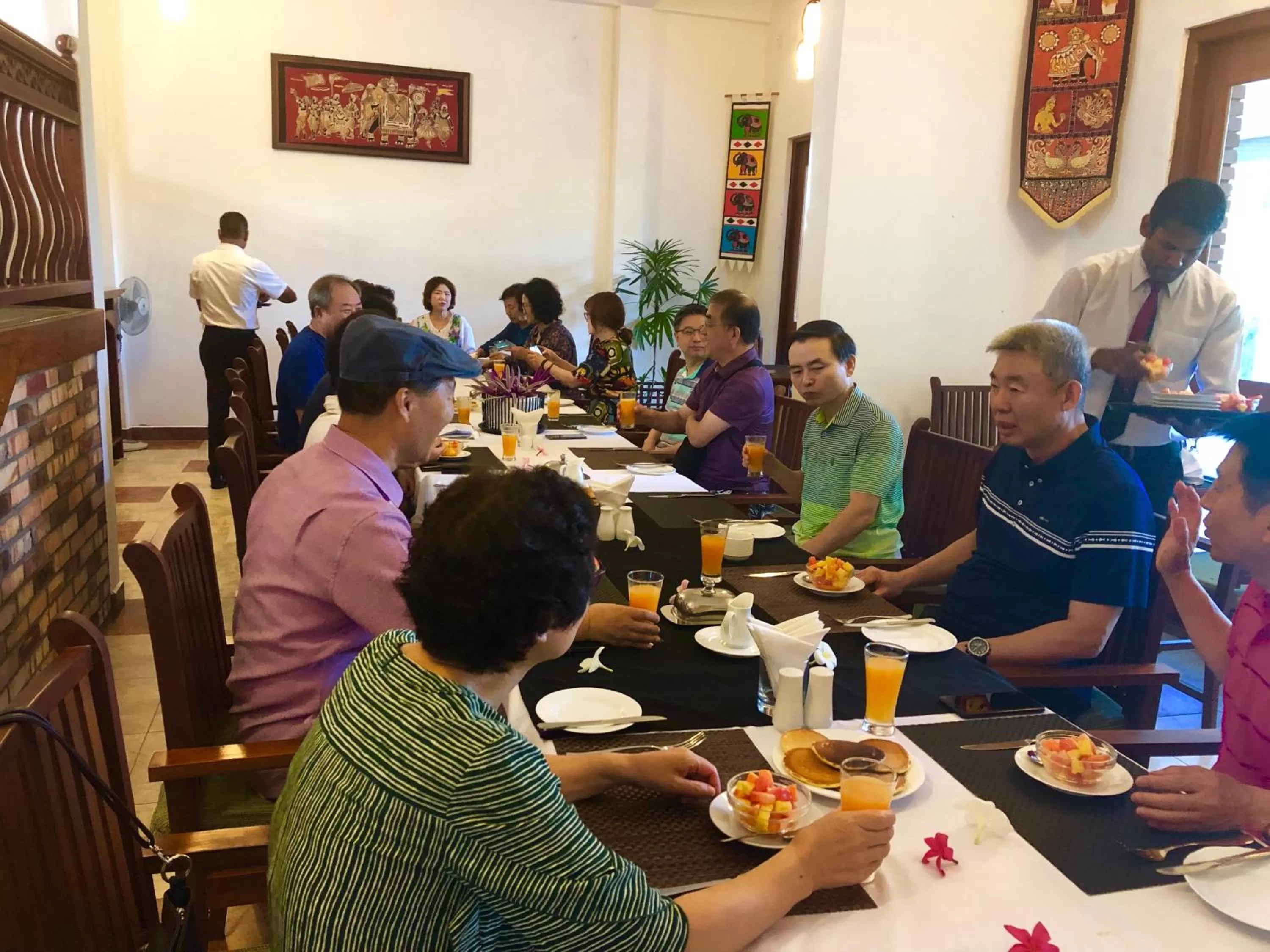 Restaurant/places to eat in Elegant Hotel