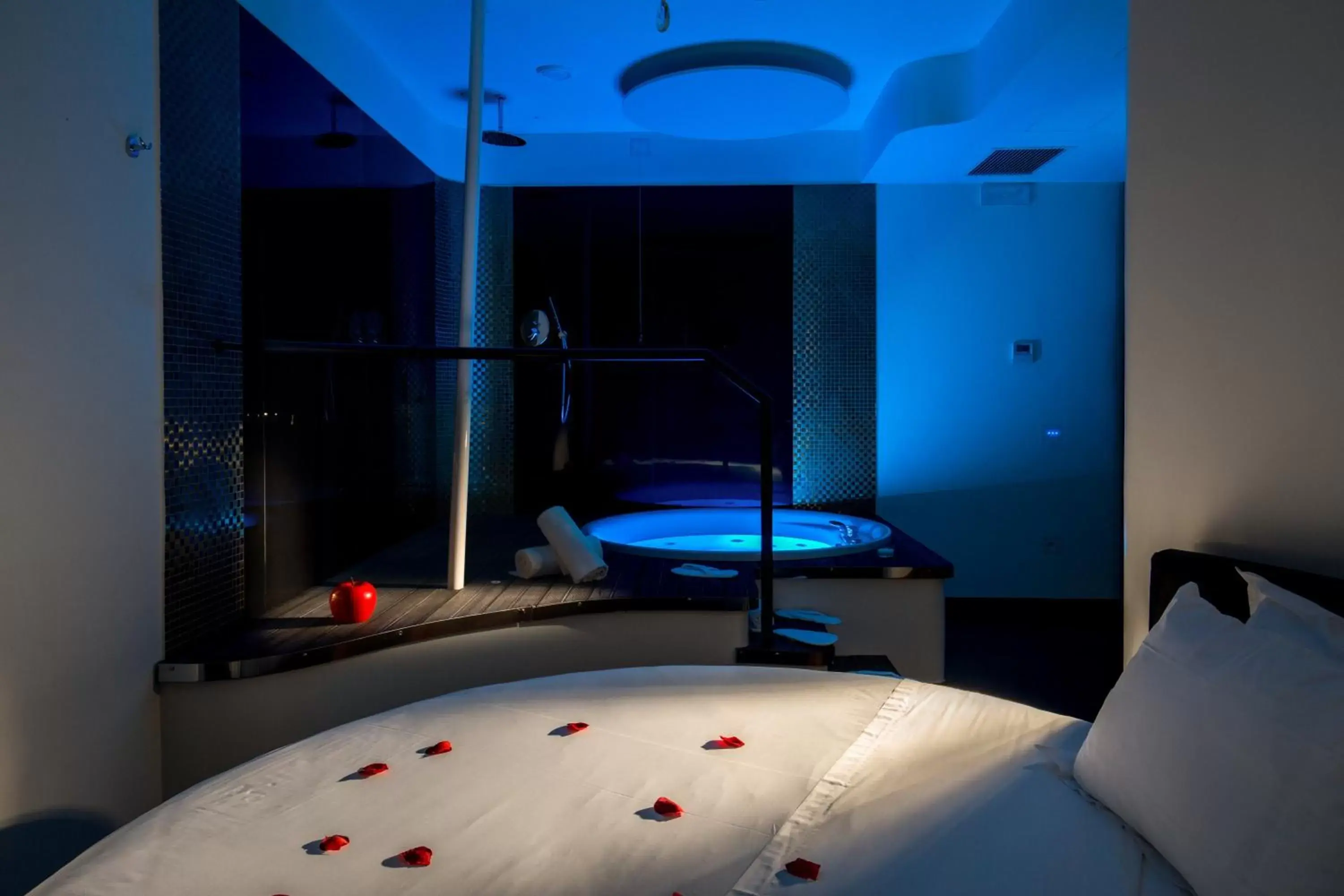 Bed, Swimming Pool in SuiteSistina for Brave Lovers