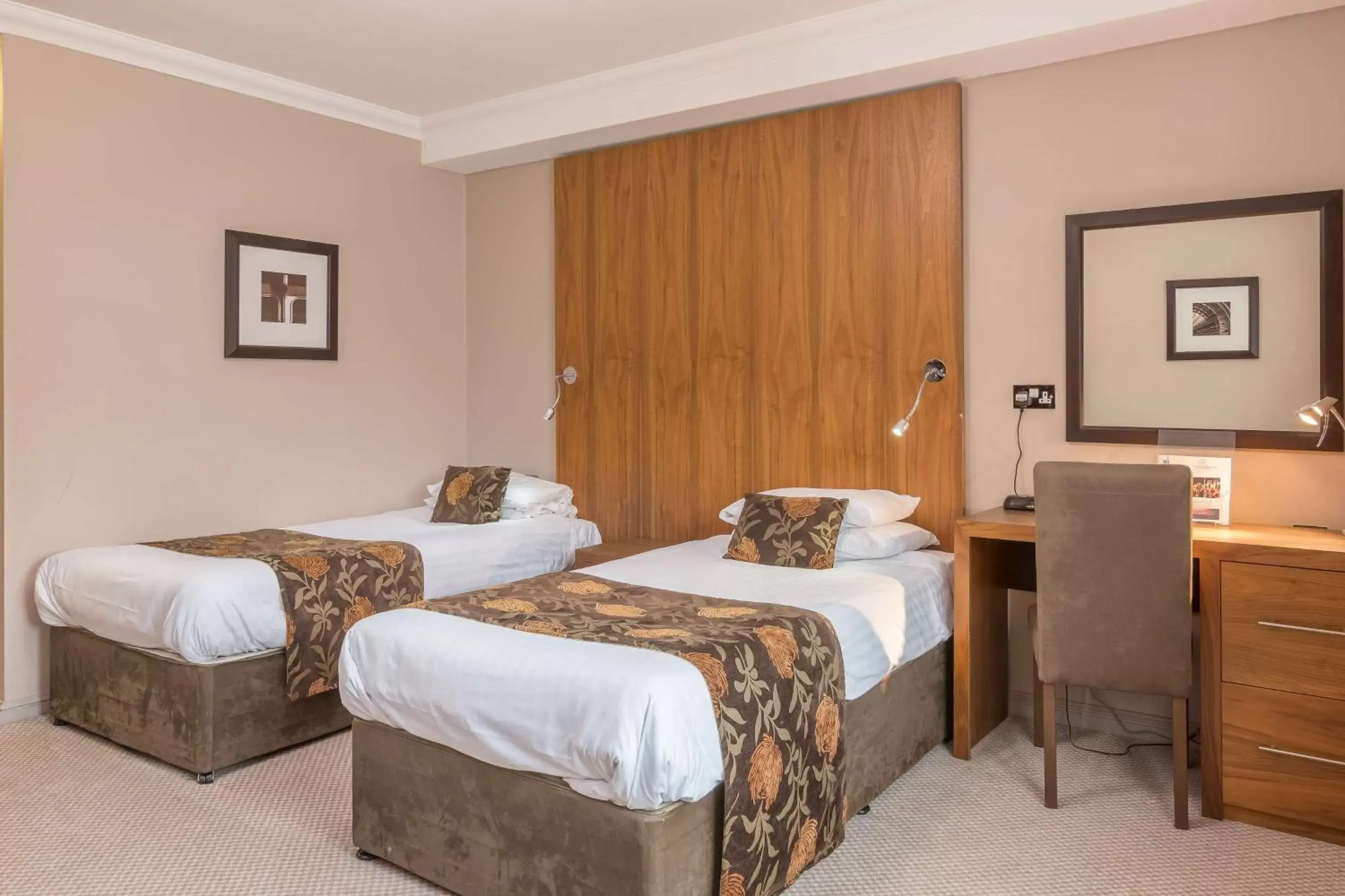 Photo of the whole room, Bed in Best Western Rockingham Forest Hotel