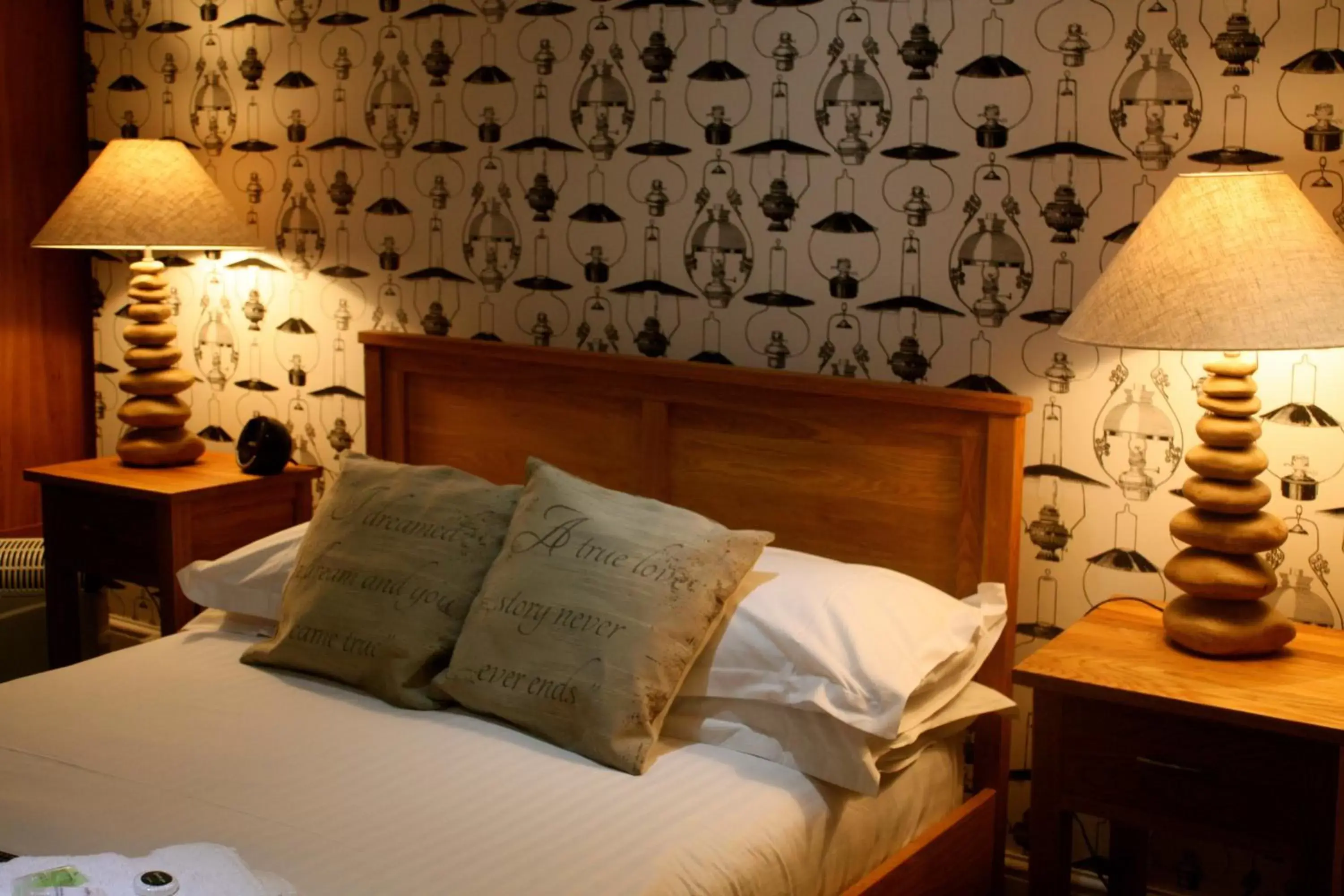 Photo of the whole room, Bed in The Golden Fleece Inn