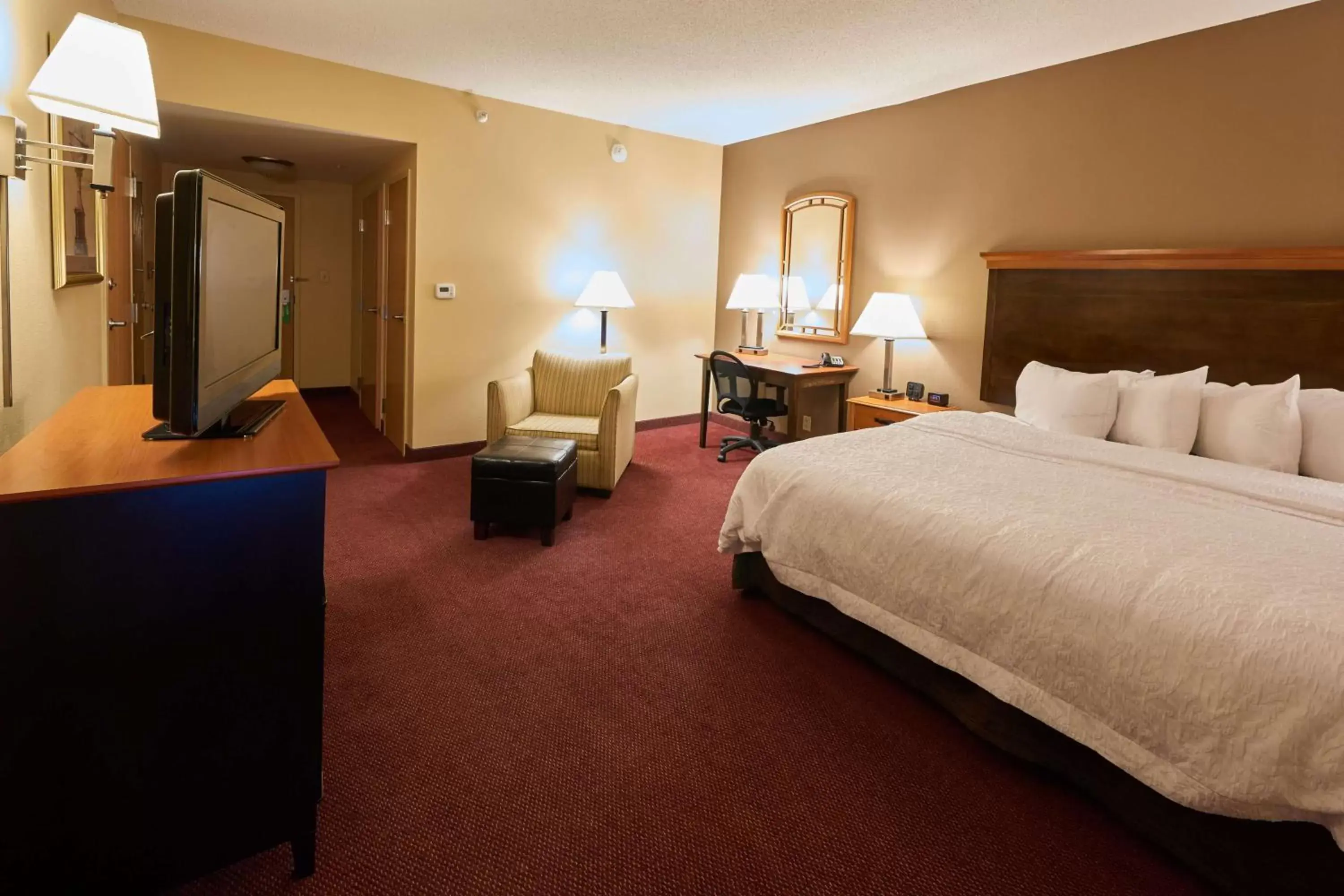 Bedroom, Bed in Hampton Inn Massillon