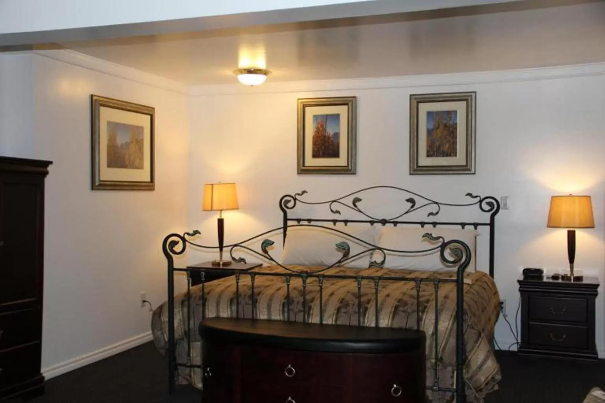 Bedroom, Bed in Acorn Motel